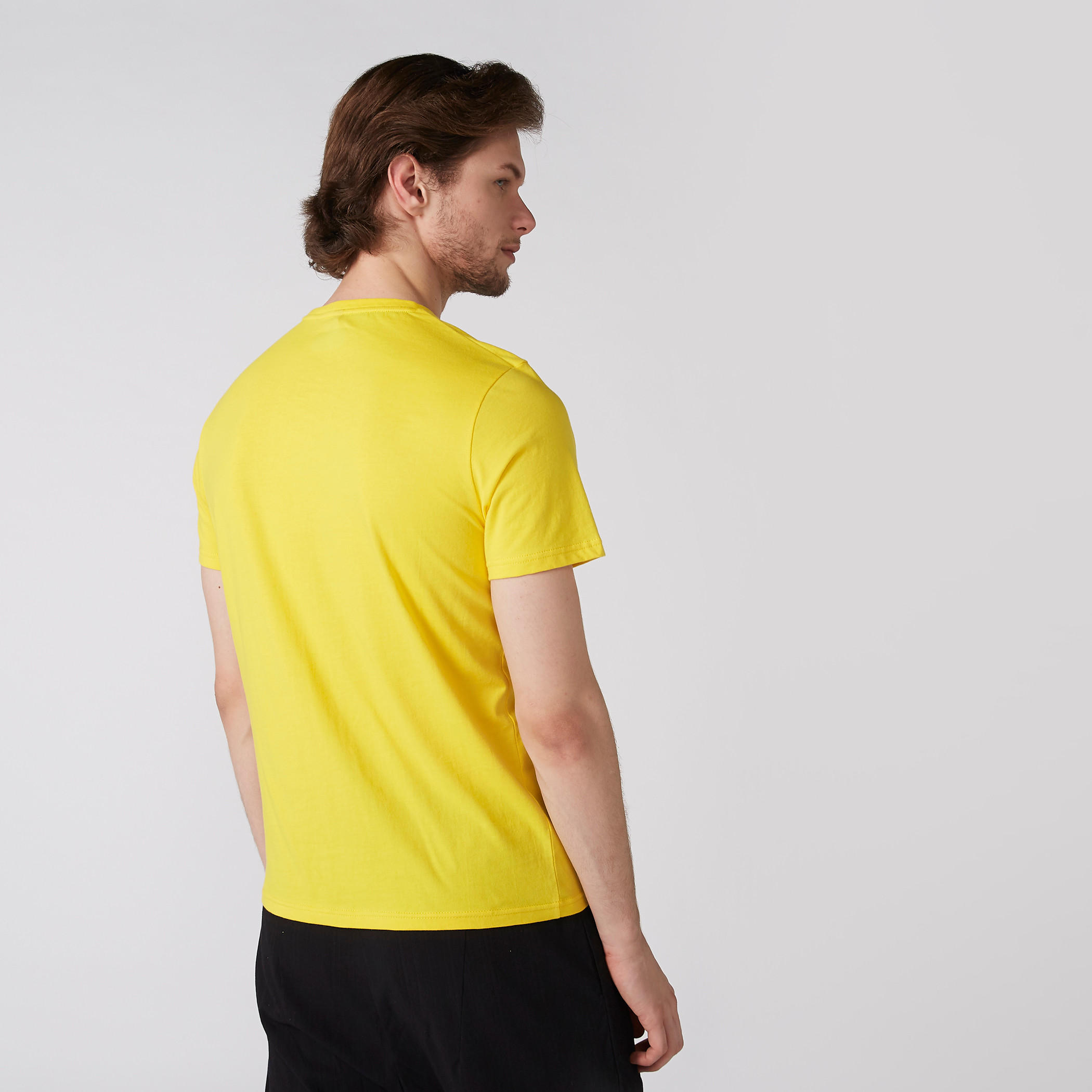 تيشيرت بياقة ضيقة وأكمام قصيرة وطبعات من كابا-men-clothing-sportswearandactivewear-tshirtsandpolos-image-3