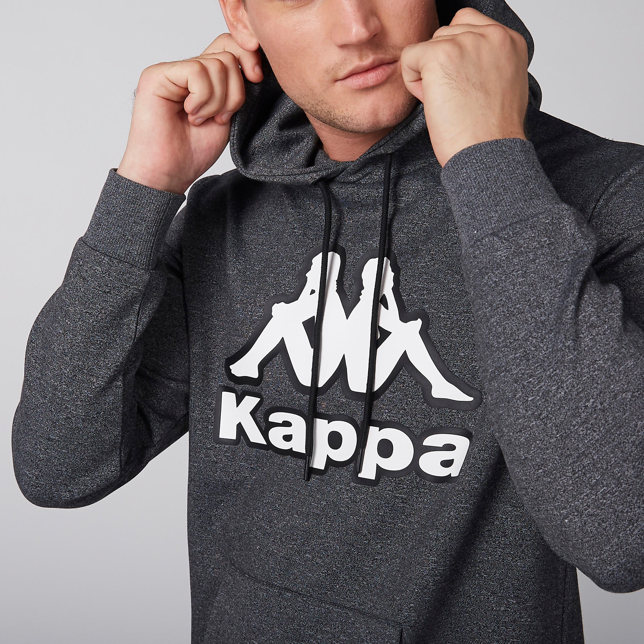 سويت شيرت بقبعة وأكمام طويلة وطبعات من كابا-men-winterwear-hoodiesandsweatshirts-image-2