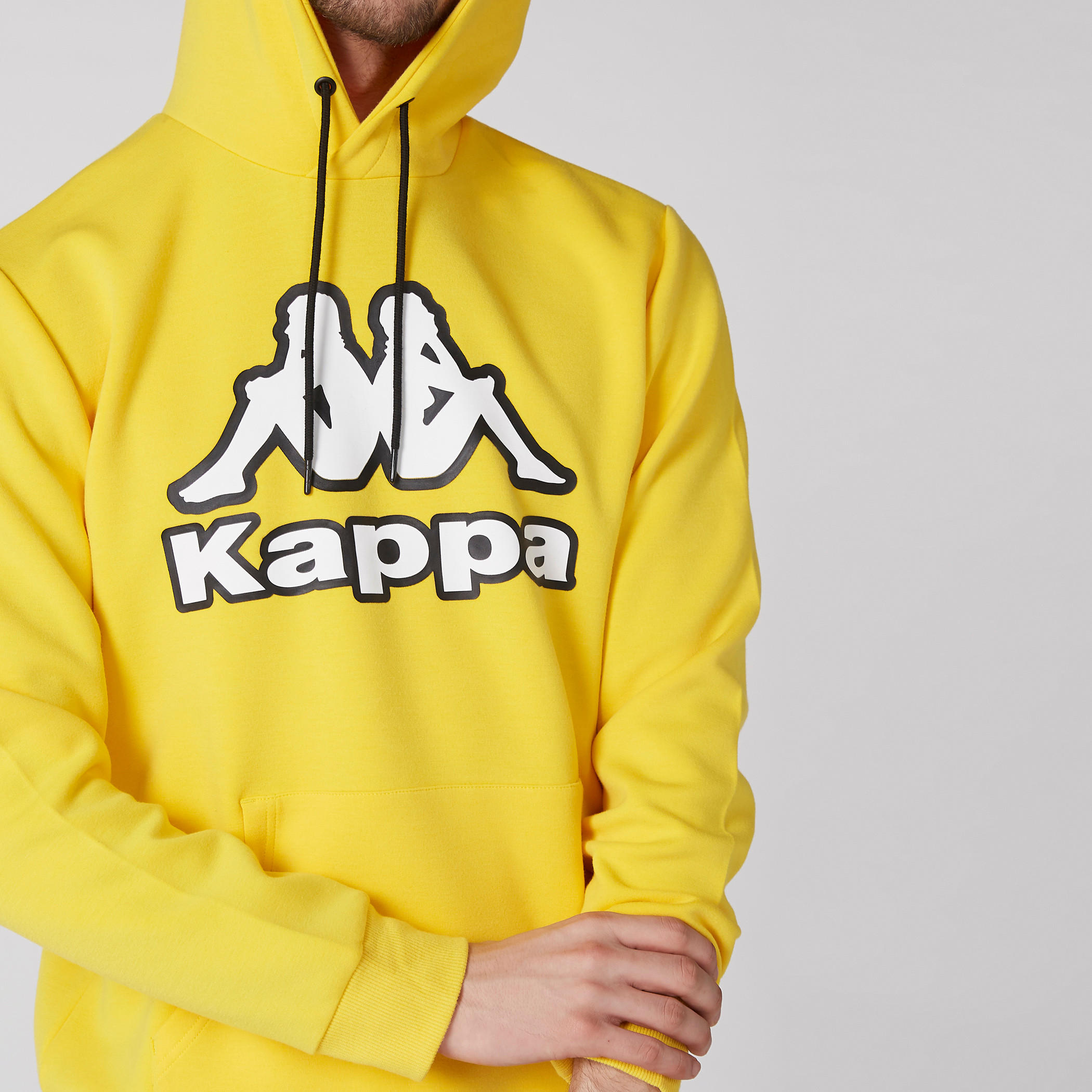 سويت شيرت بقبعة وأكمام طويلة وطبعات من كابا-men-winterwear-hoodiesandsweatshirts-image-2