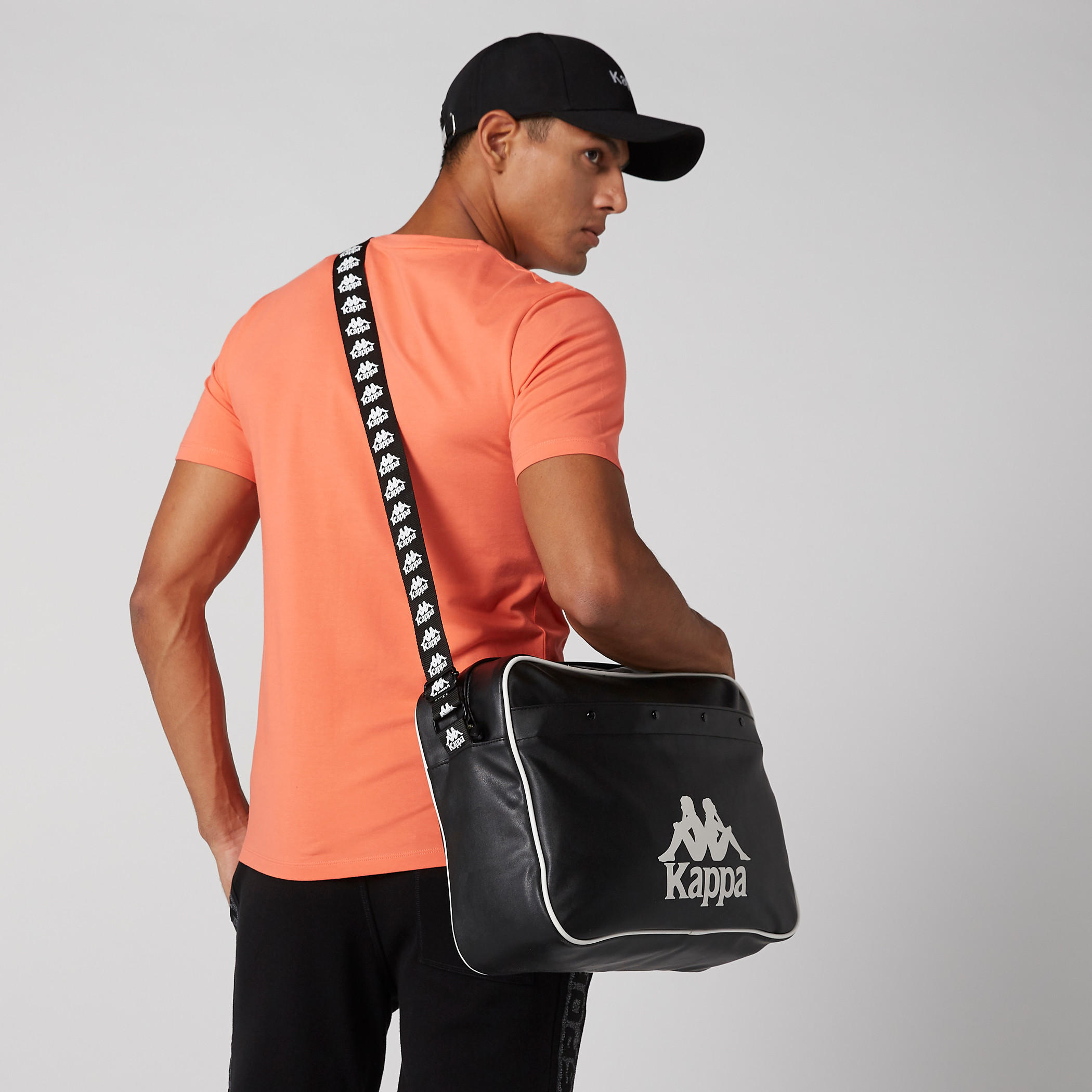 حقيبة كروس بودي بطبعات وسحّاب إغلاق من كابا-men-bags-image-2