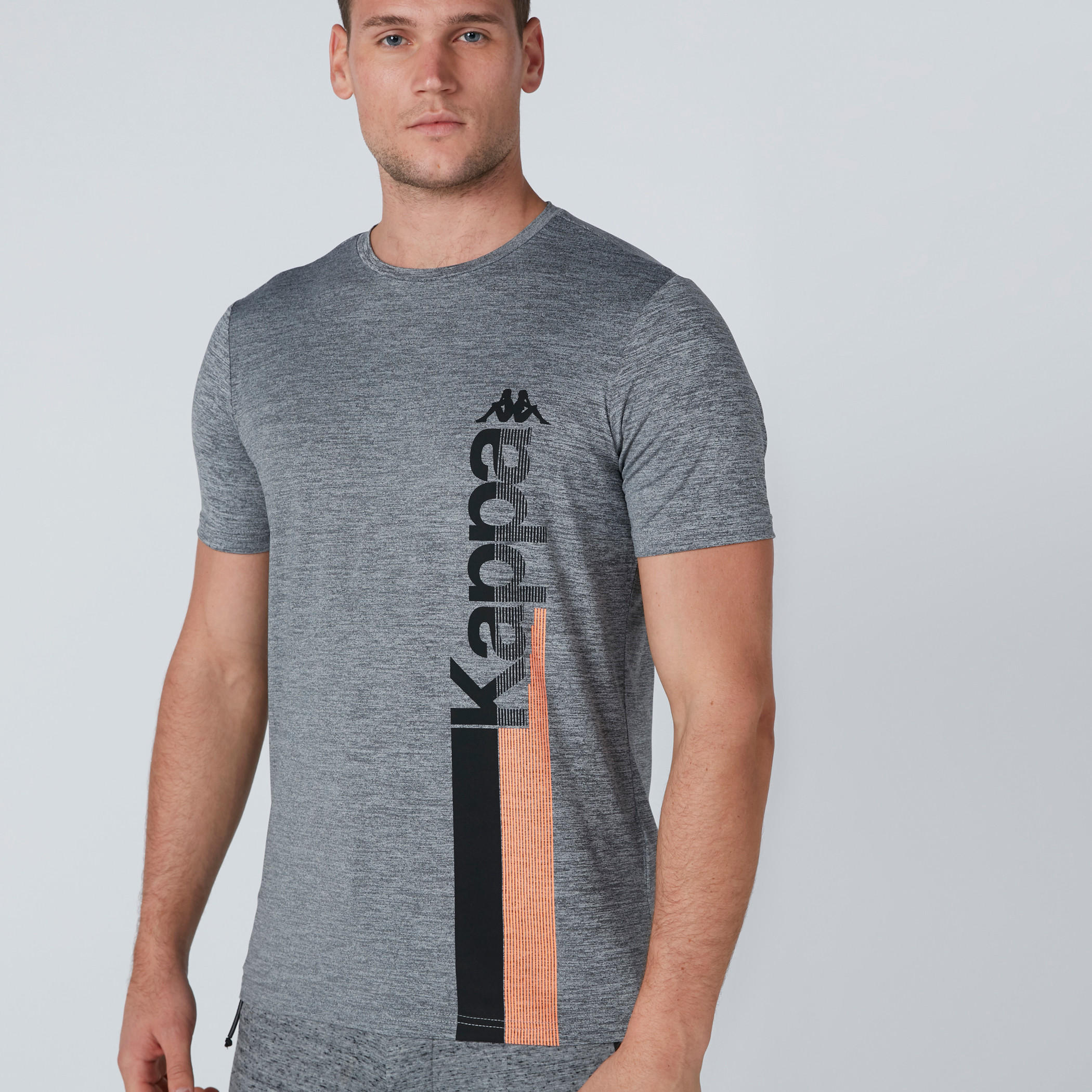 تيشيرت بياقة مستديرة وأكمام قصيرة وطبعات من كابا-men-clothing-sportswearandactivewear-tshirtsandpolos-image-3