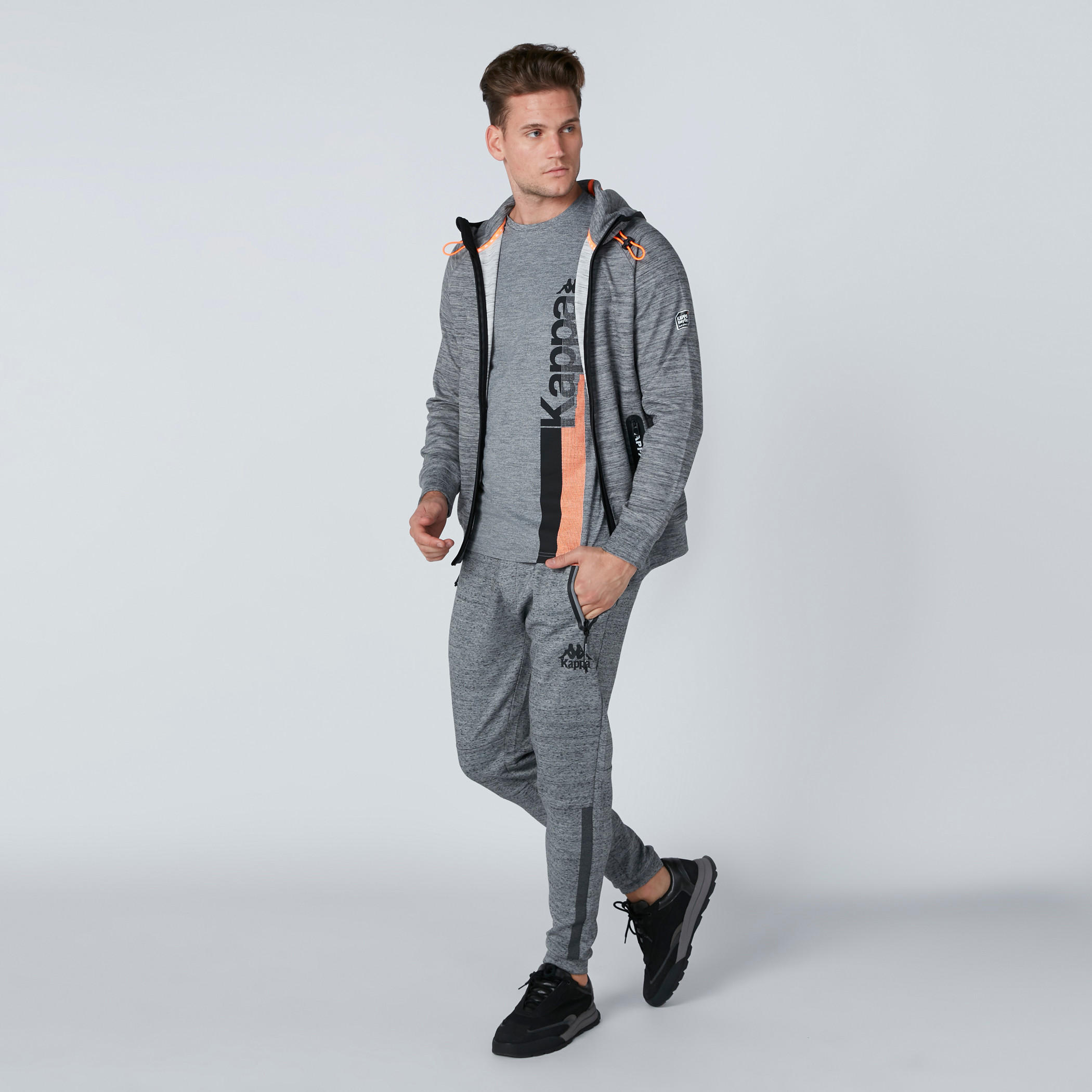 تيشيرت بياقة مستديرة وأكمام قصيرة وطبعات من كابا-men-clothing-sportswearandactivewear-tshirtsandpolos-image-2
