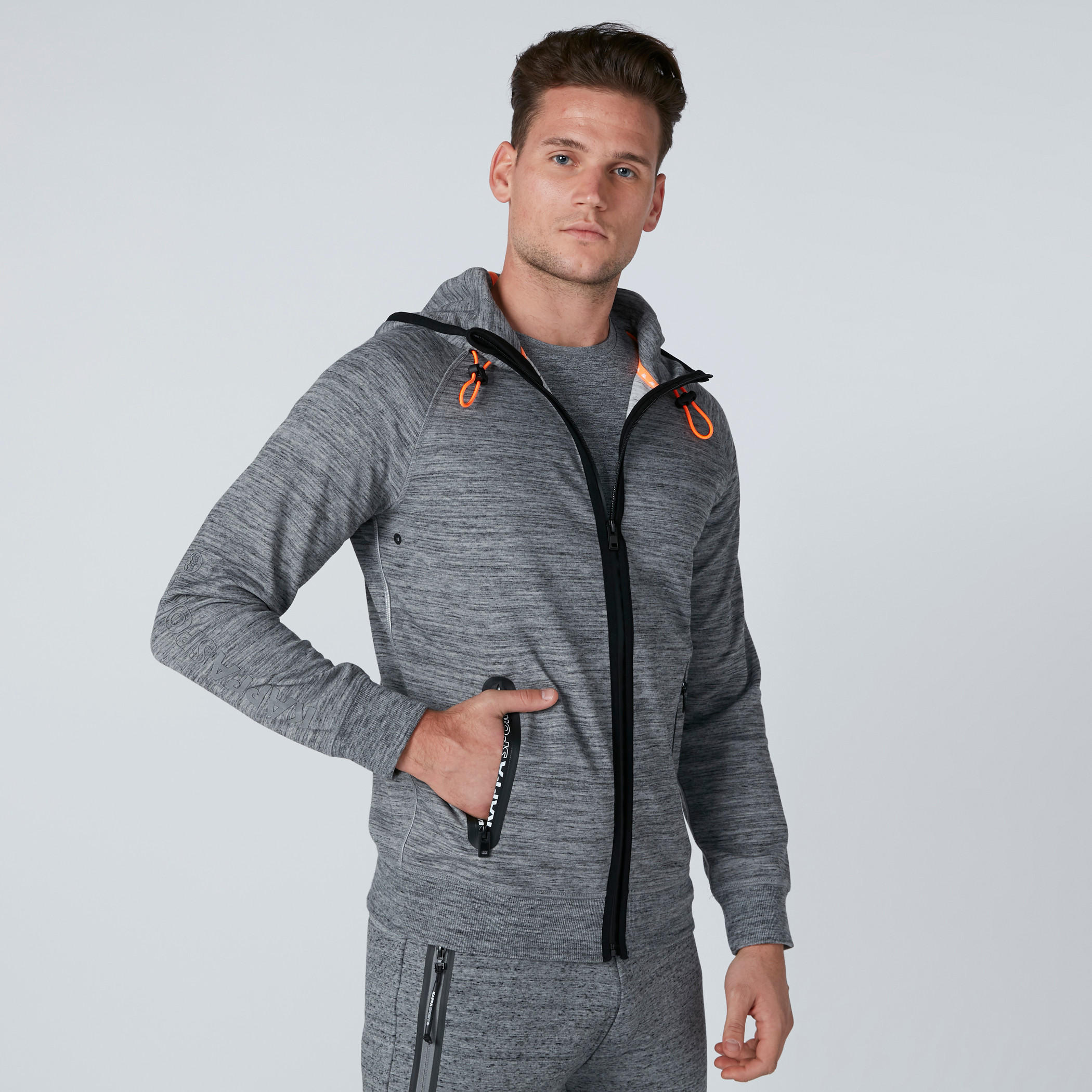 جاكيت بقبعة وأكمام طويلة وطبعات من كابا-men-clothing-jacketsandblazers-jackets-image-3