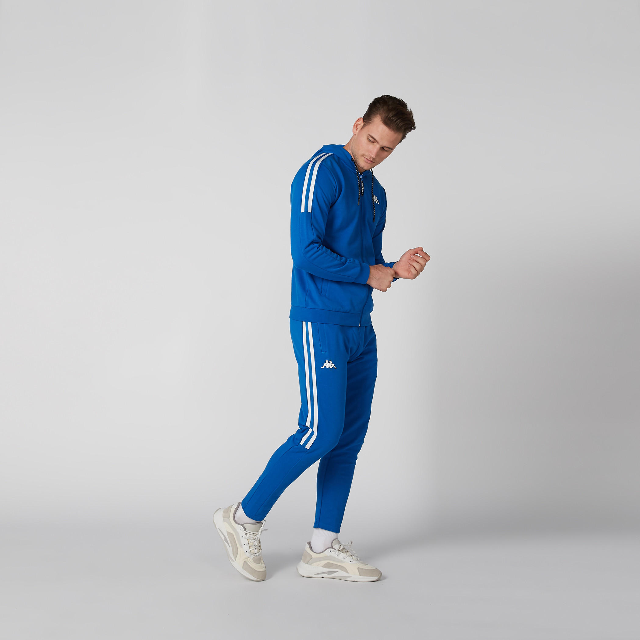 طقم بنطال رياضي بجيوب وجاكيت من كابا-men-clothing-sportswearandactivewear-tracksuits-image-2