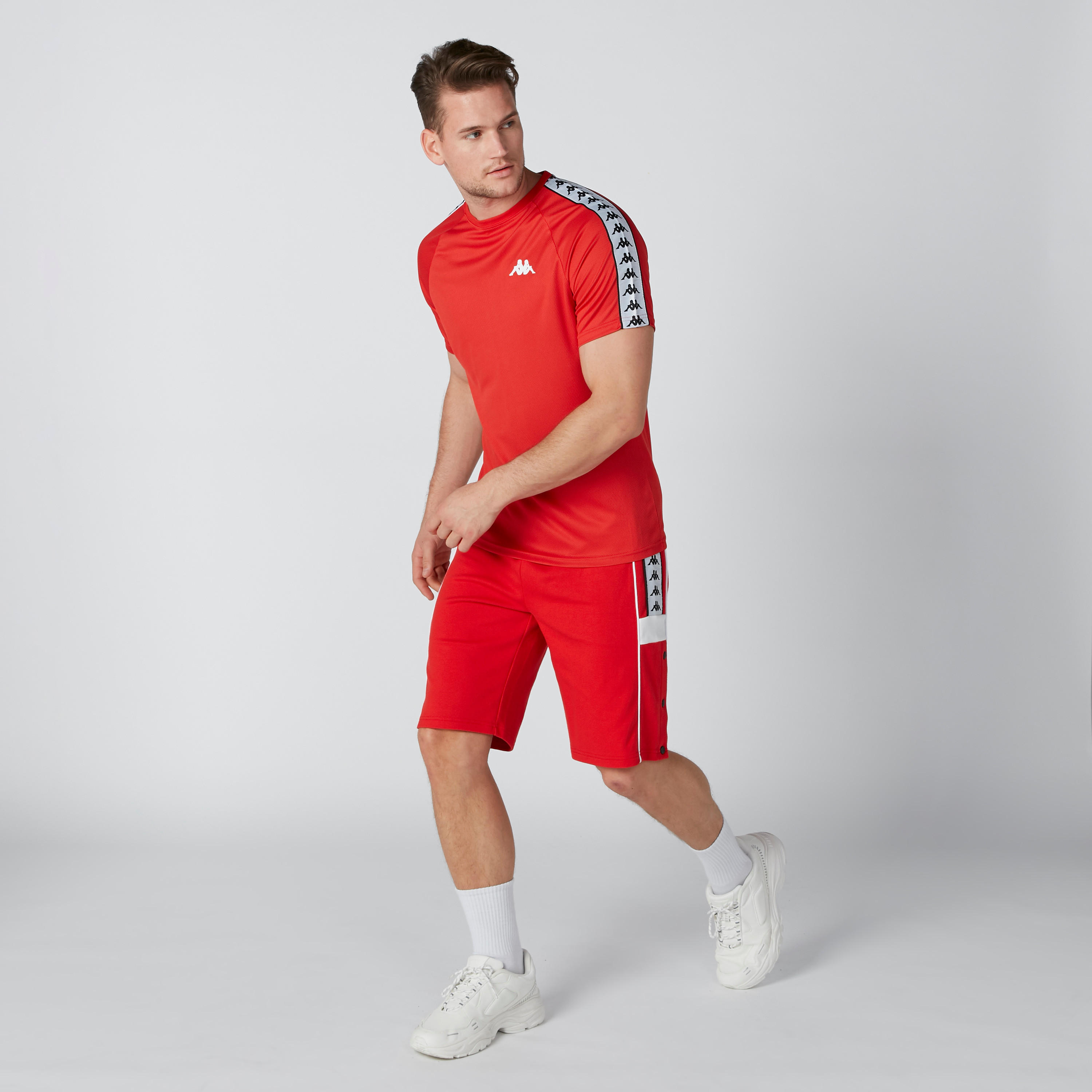 تيشيرت بياقة ضيقة وشريطة من كابا-men-clothing-sportswearandactivewear-tshirtsandpolos-image-1