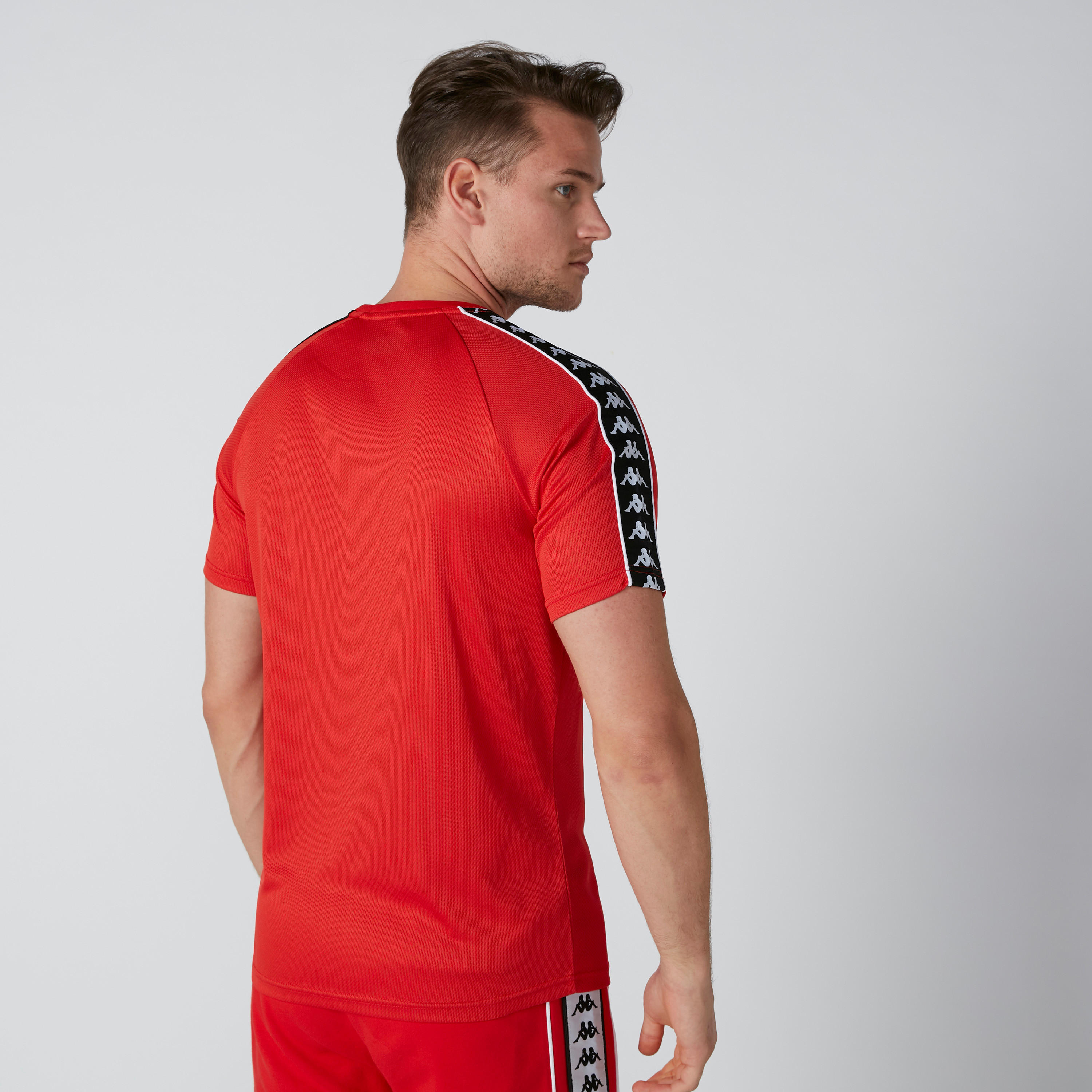 تيشيرت بياقة ضيقة وشريطة من كابا-men-clothing-sportswearandactivewear-tshirtsandpolos-image-2