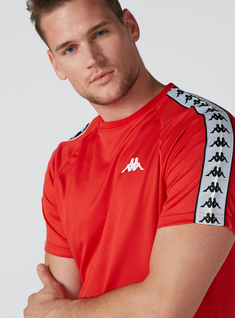 تيشيرت بياقة ضيقة وشريطة من كابا-men-clothing-sportswearandactivewear-tshirtsandpolos-image-5