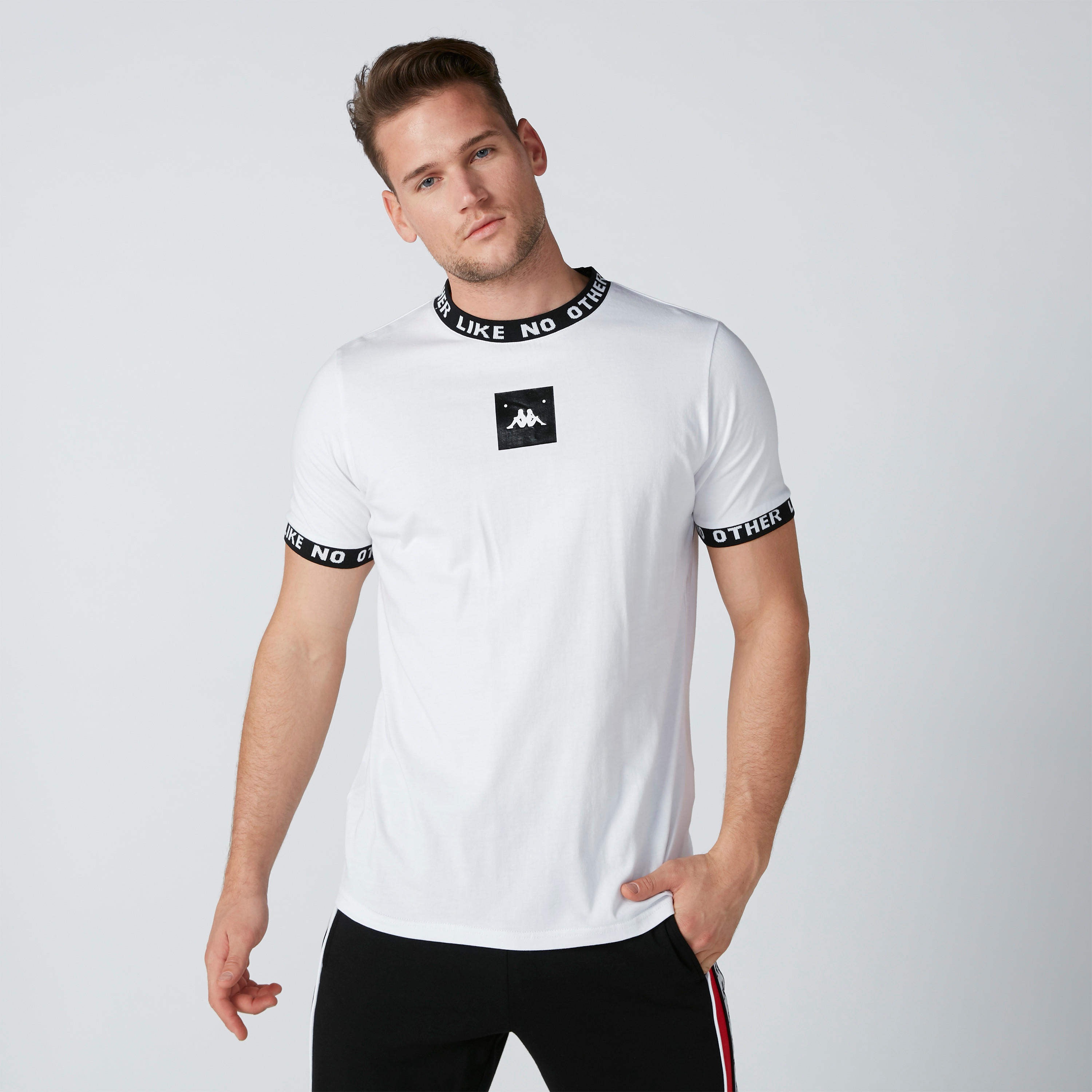 تيشيرت بأكمام قصيرة وياقة ضيقة وطبعات من كابا-men-clothing-sportswearandactivewear-tshirtsandpolos-image-1
