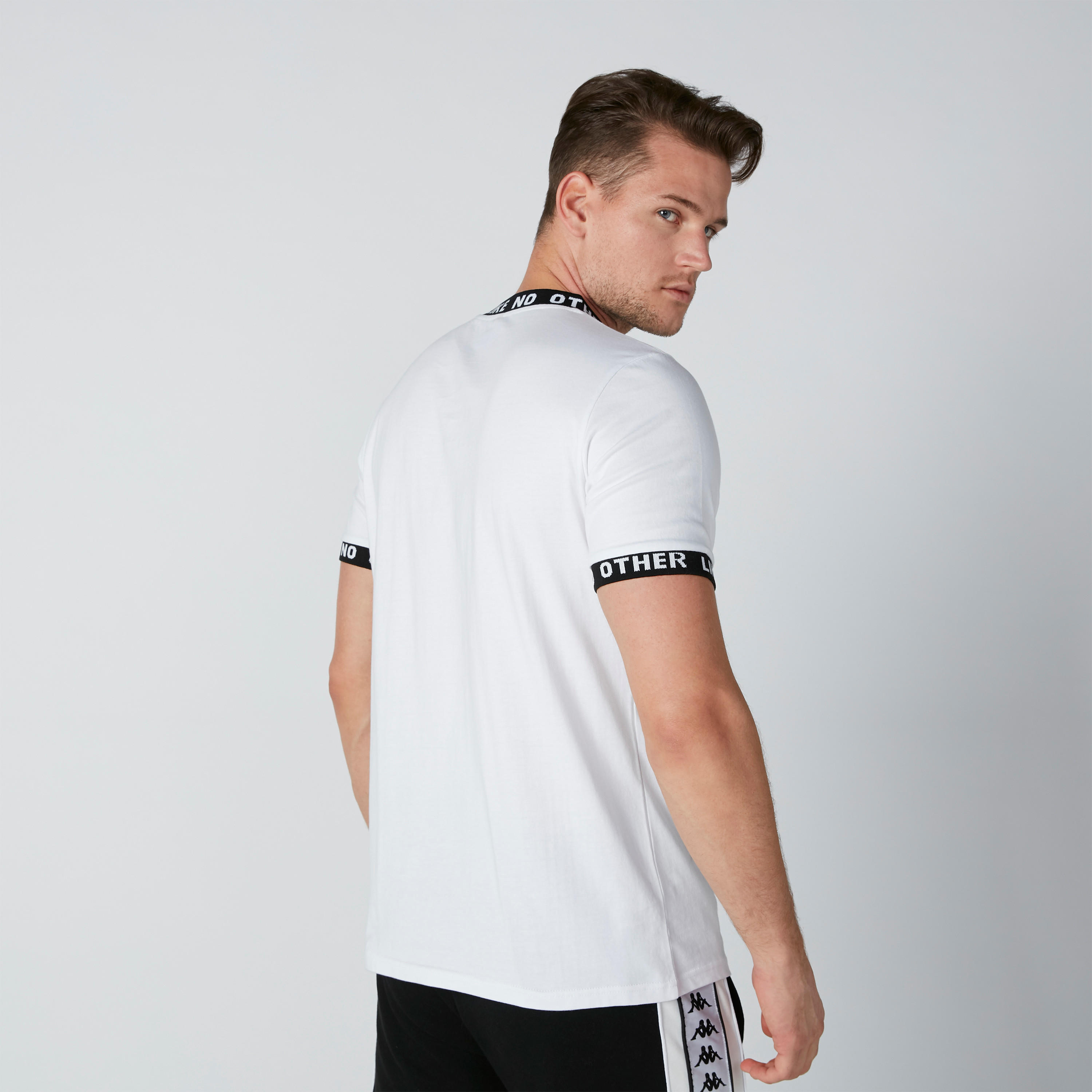 تيشيرت بأكمام قصيرة وياقة ضيقة وطبعات من كابا-men-clothing-sportswearandactivewear-tshirtsandpolos-image-2