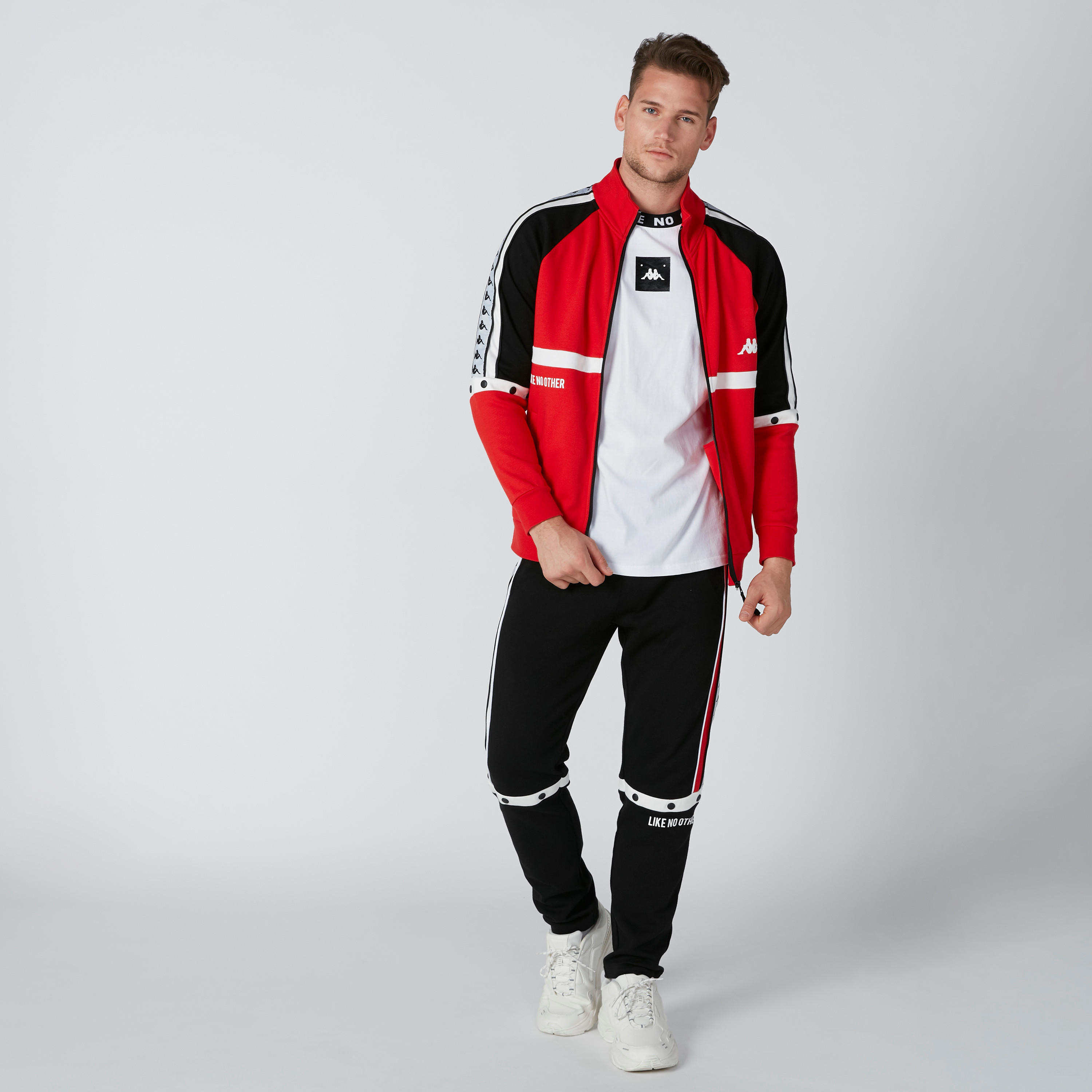 تيشيرت بأكمام قصيرة وياقة ضيقة وطبعات من كابا-men-clothing-sportswearandactivewear-tshirtsandpolos-image-3