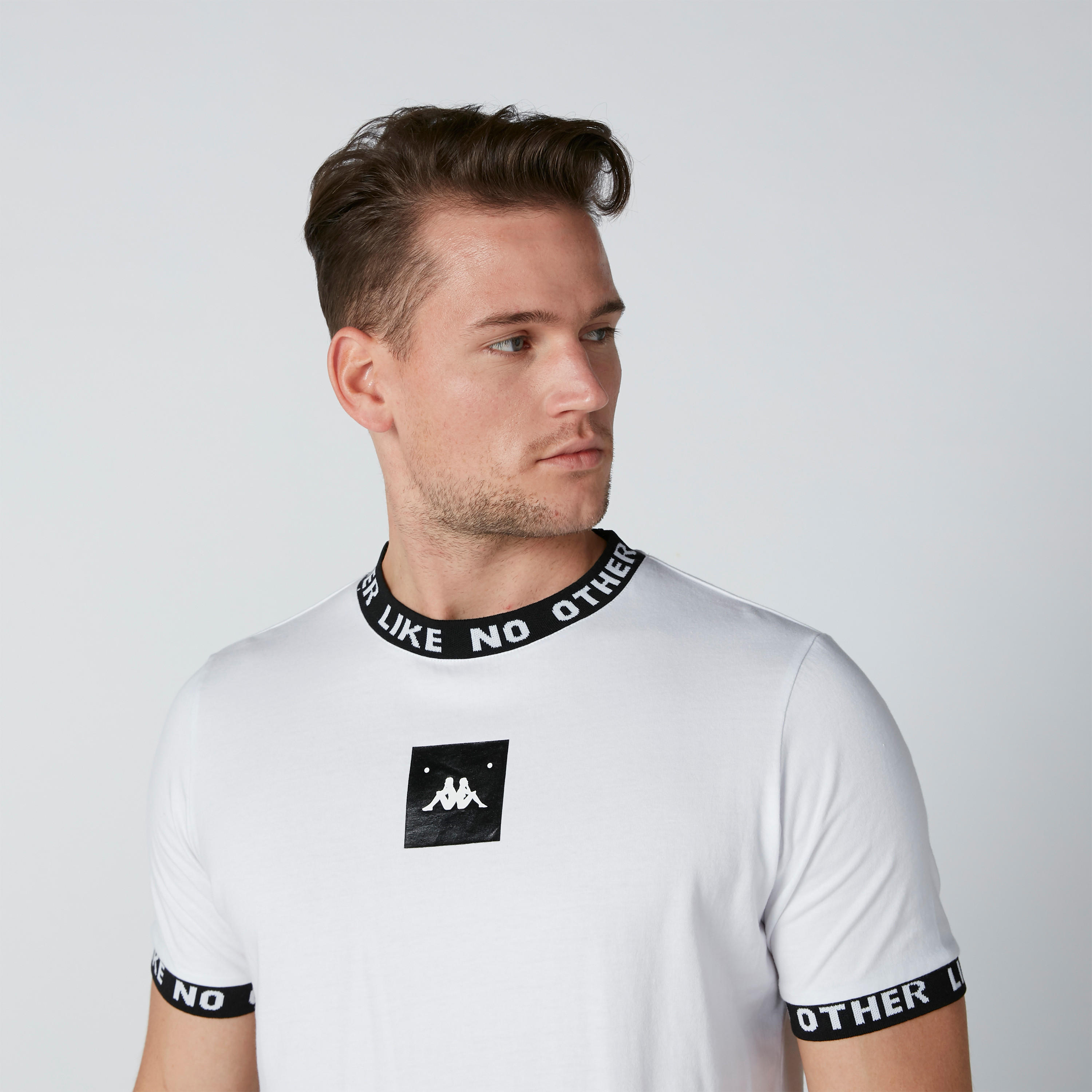 تيشيرت بأكمام قصيرة وياقة ضيقة وطبعات من كابا-men-clothing-sportswearandactivewear-tshirtsandpolos-image-4