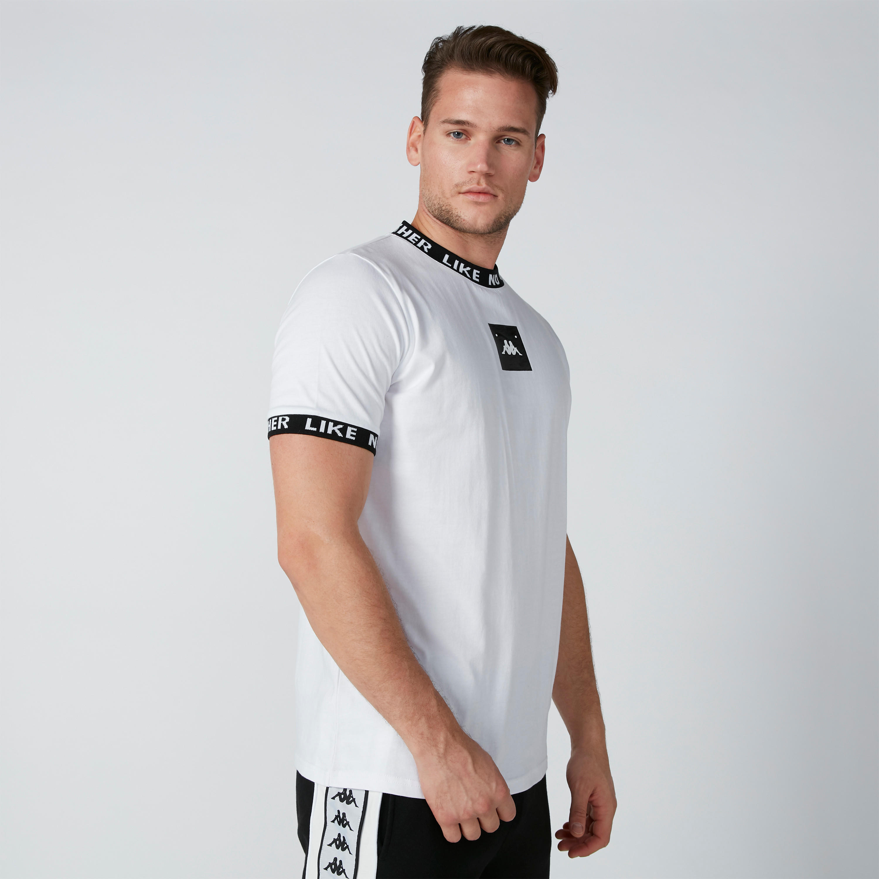 تيشيرت بأكمام قصيرة وياقة ضيقة وطبعات من كابا-men-clothing-sportswearandactivewear-tshirtsandpolos-image-5