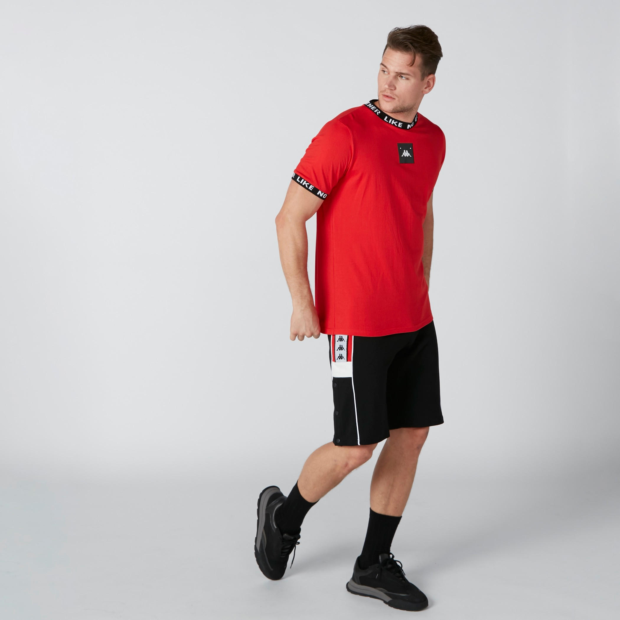 تيشيرت بأكمام قصيرة وطبعات من كابا-men-clothing-sportswearandactivewear-tshirtsandpolos-image-1