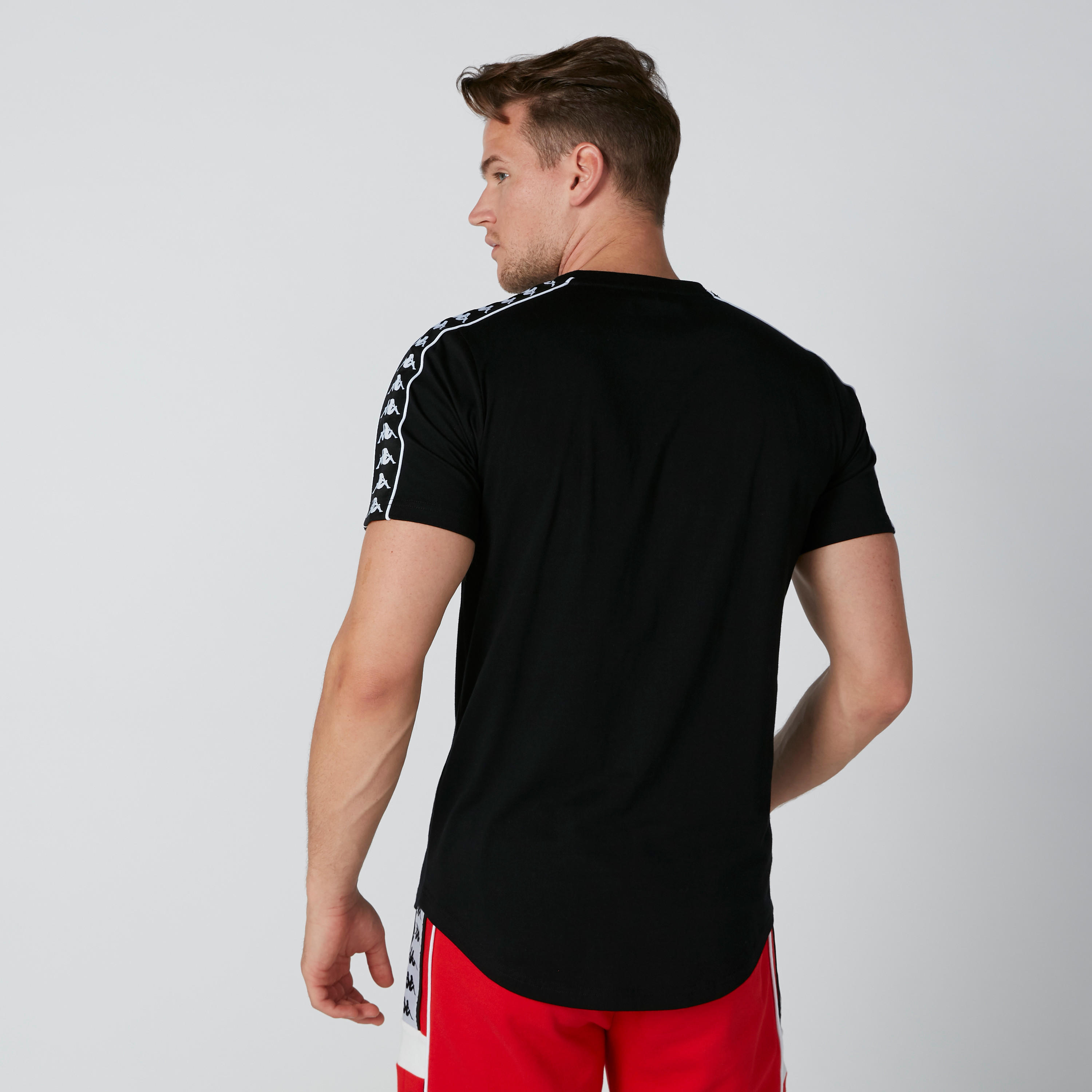 تيشيرت بياقة ضيقة وشريطة من كابا-men-clothing-sportswearandactivewear-tshirtsandpolos-image-1