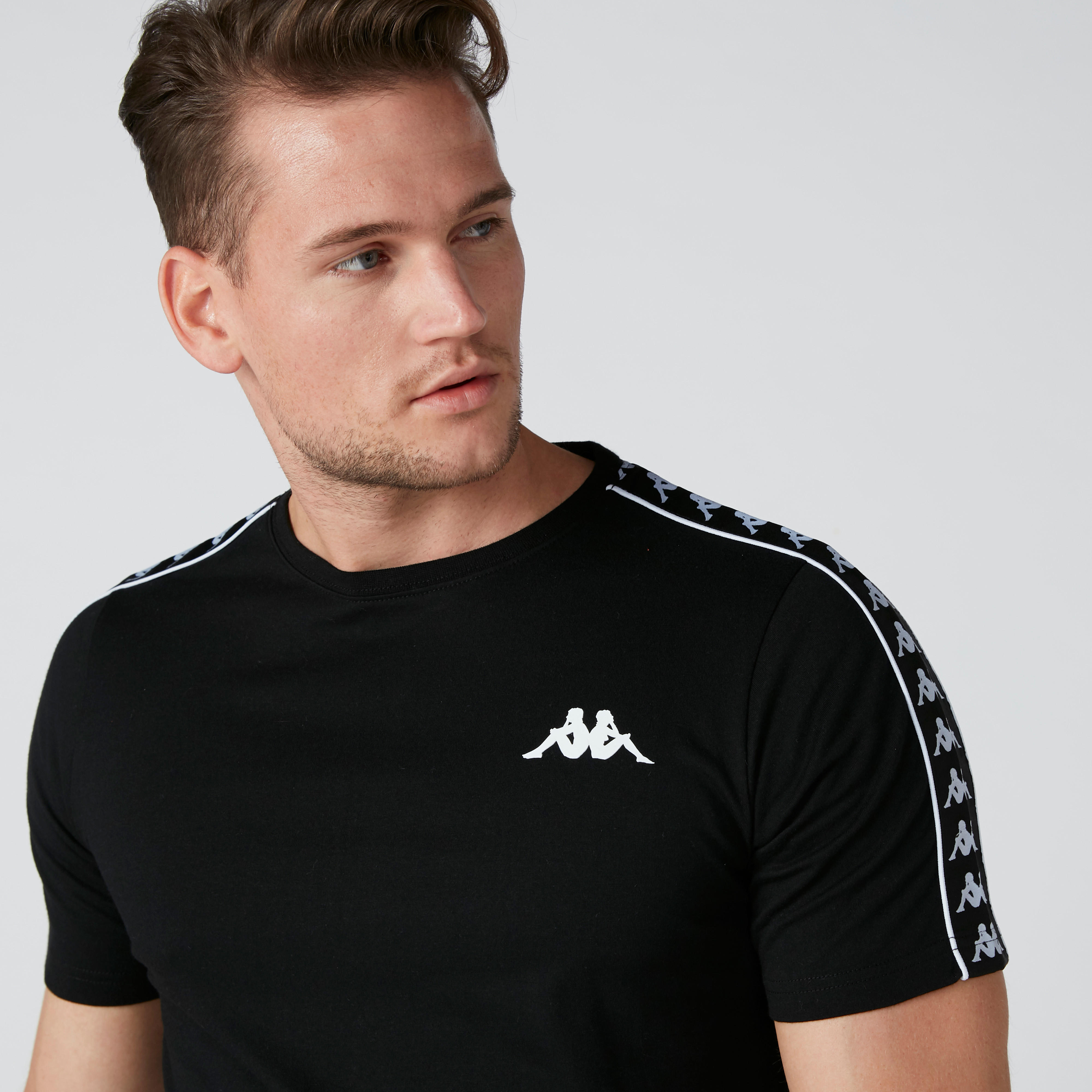 تيشيرت بياقة ضيقة وشريطة من كابا-men-clothing-sportswearandactivewear-tshirtsandpolos-image-4