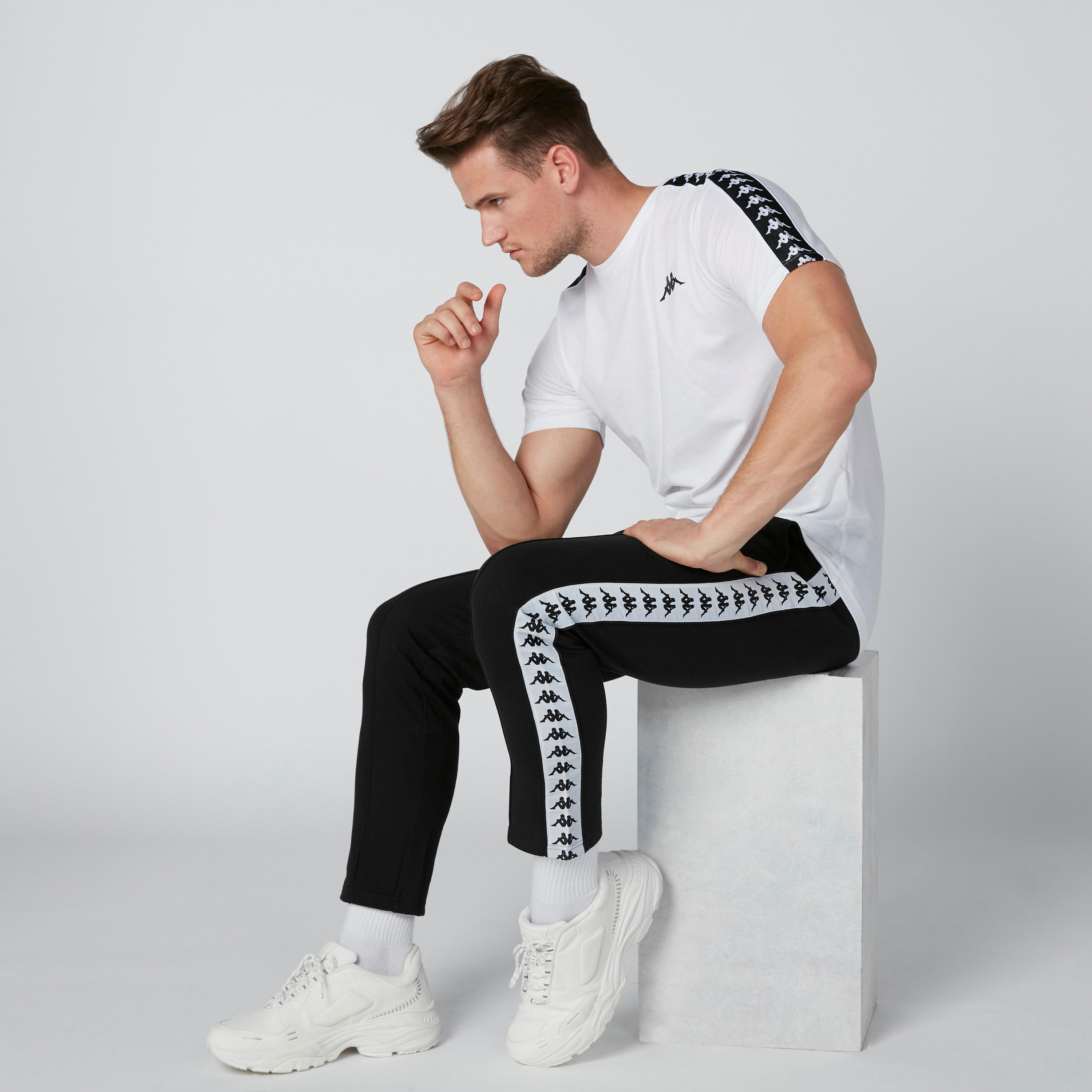 تيشيرت بأكمام قصيرة وشريطة من كابا-men-clothing-sportswearandactivewear-tshirtsandpolos-image-1