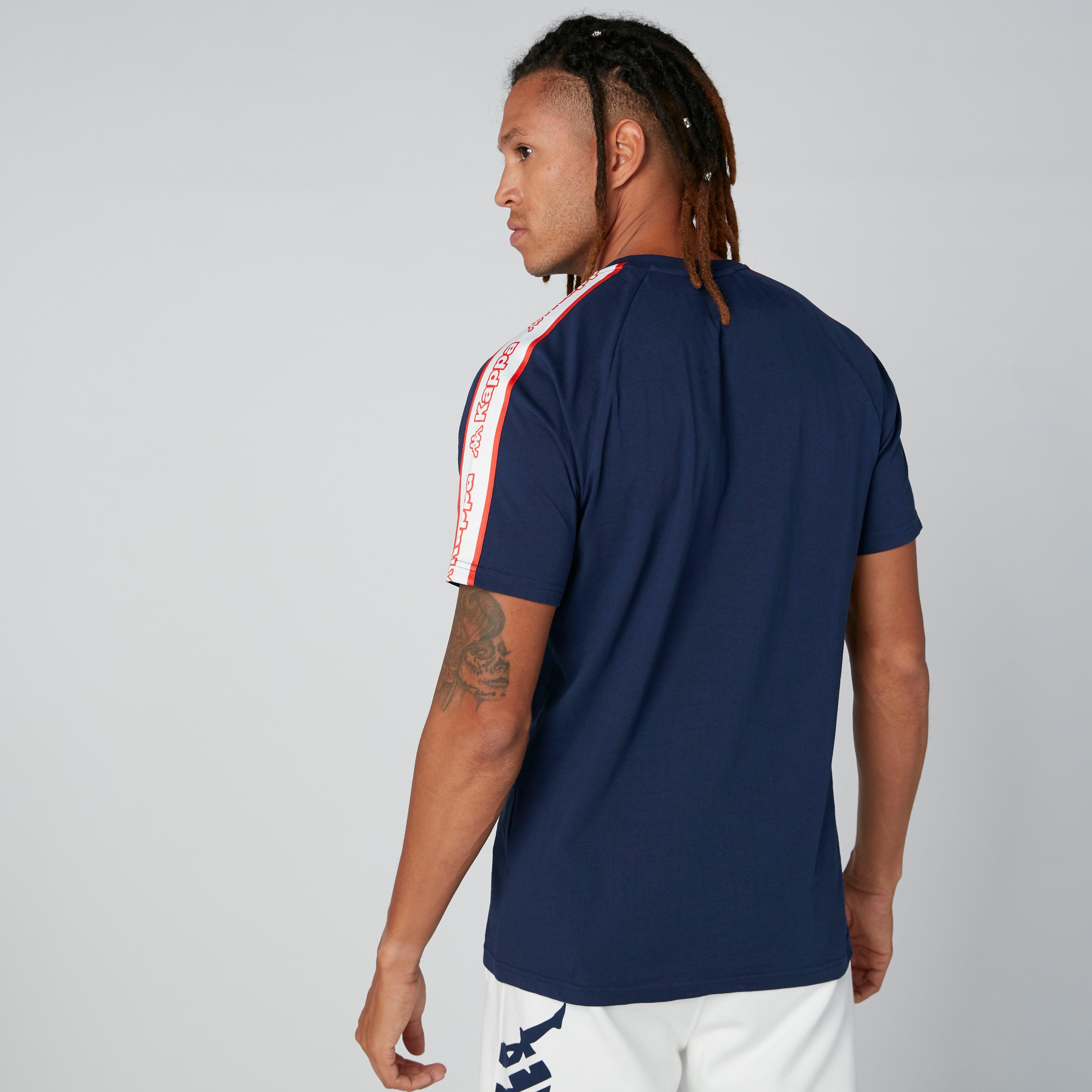 تيشيرت بأكمام مغايرة وطبعات من كابا-men-clothing-sportswearandactivewear-tshirtsandpolos-image-14