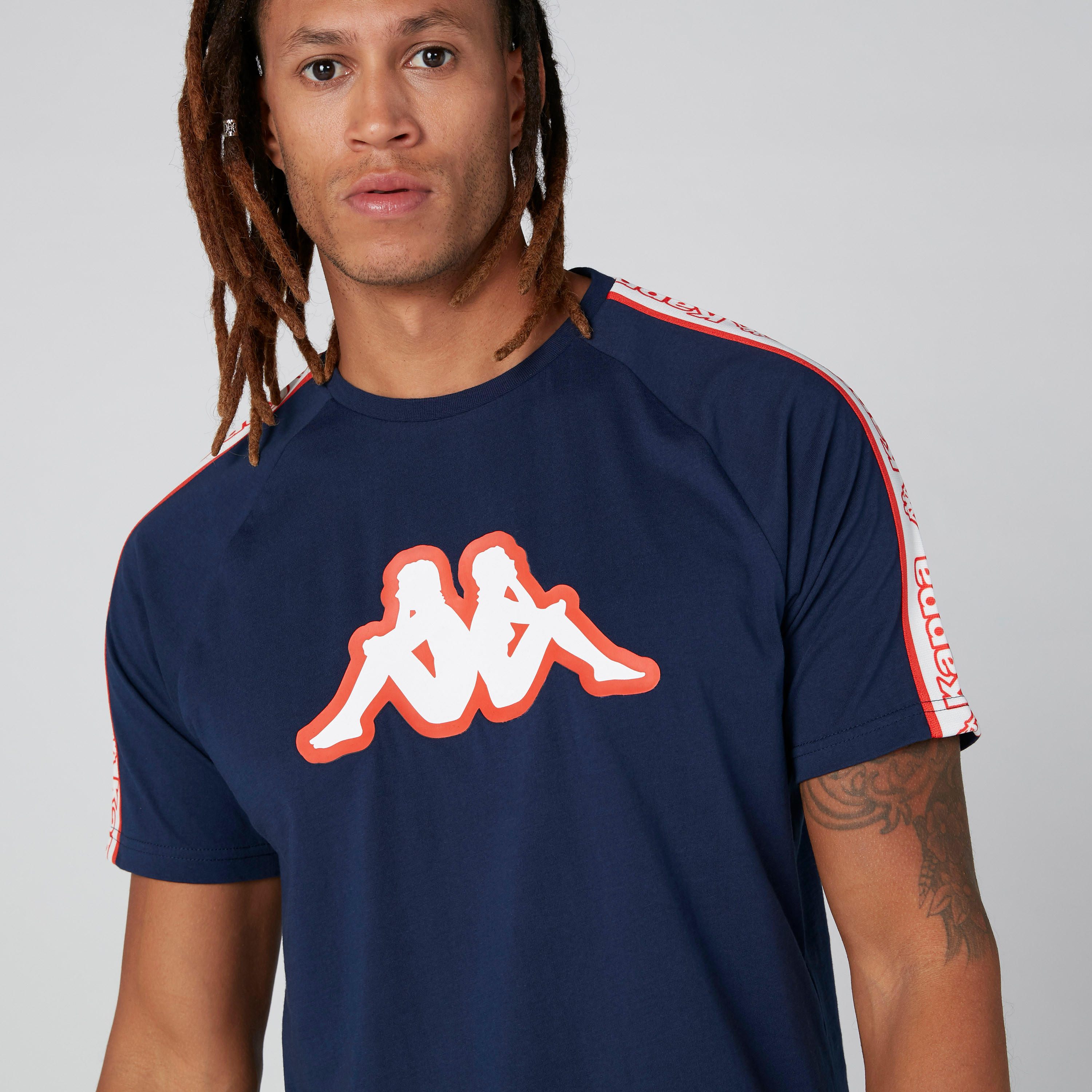 تيشيرت بأكمام مغايرة وطبعات من كابا-men-clothing-sportswearandactivewear-tshirtsandpolos-image-17