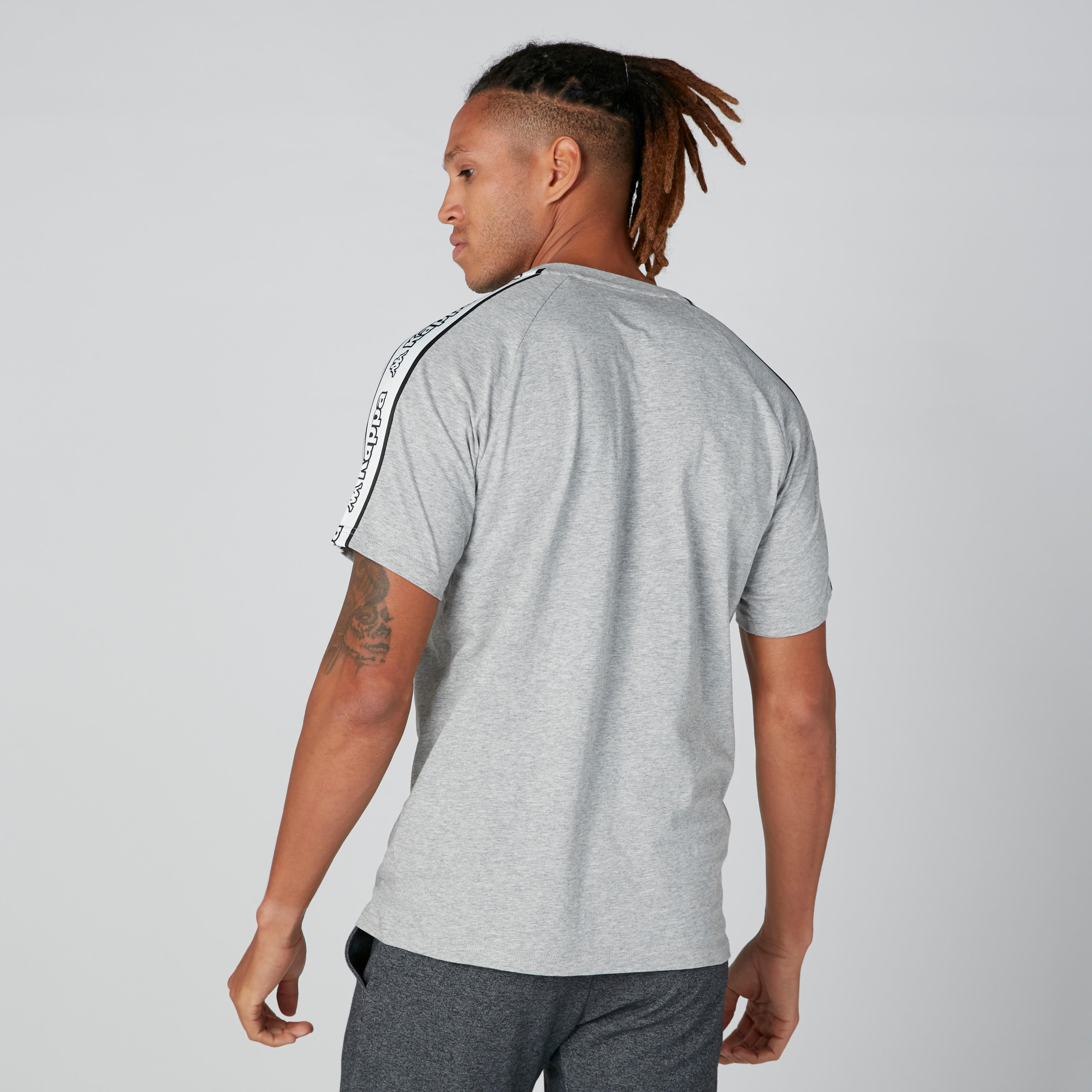 تيشيرت بأكمام مغايرة وطبعات من كابا-men-clothing-sportswearandactivewear-tshirtsandpolos-image-9