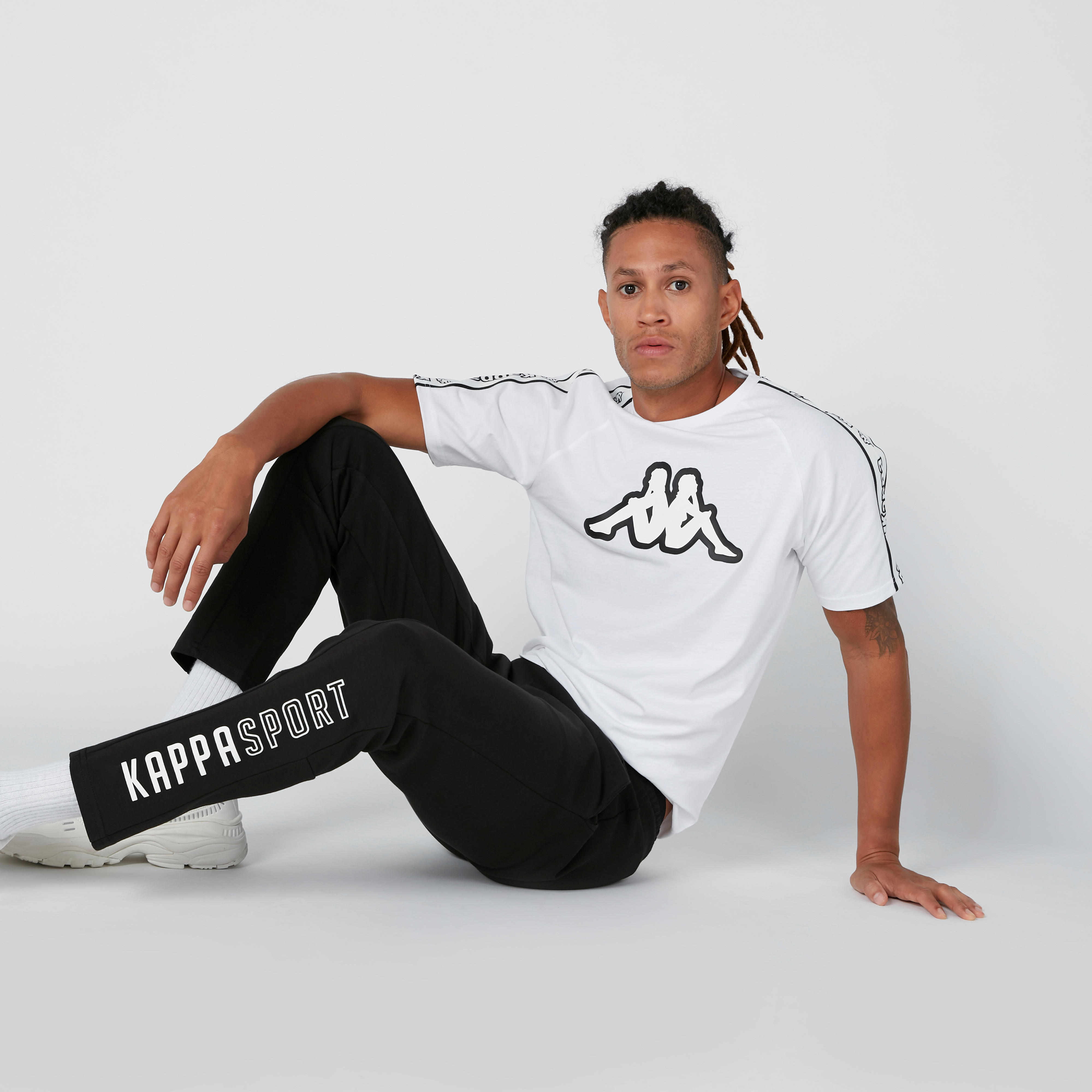 تيشيرت بأكمام مغايرة وطبعات من كابا-men-clothing-sportswearandactivewear-tshirtsandpolos-image-1