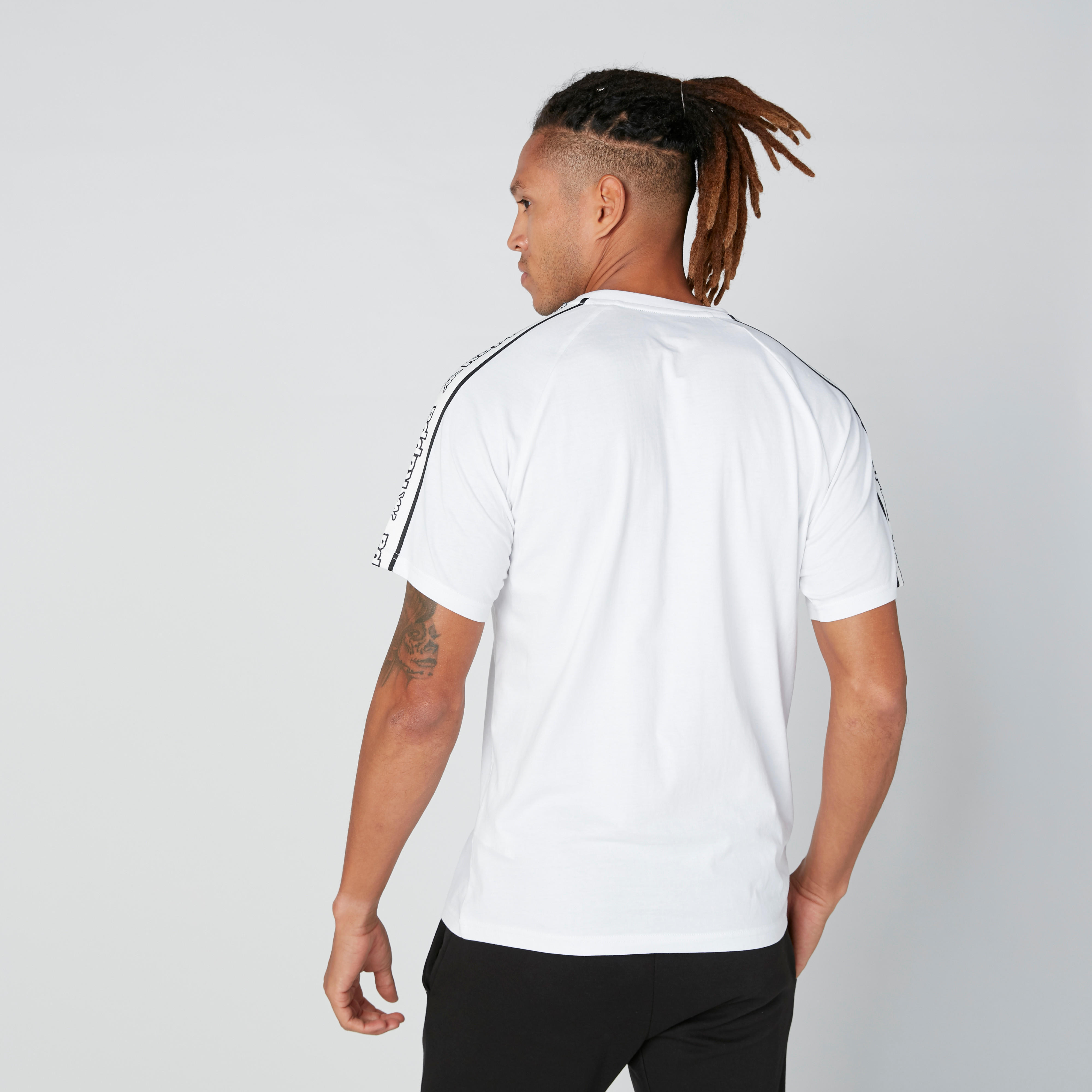 تيشيرت بأكمام مغايرة وطبعات من كابا-men-clothing-sportswearandactivewear-tshirtsandpolos-image-2