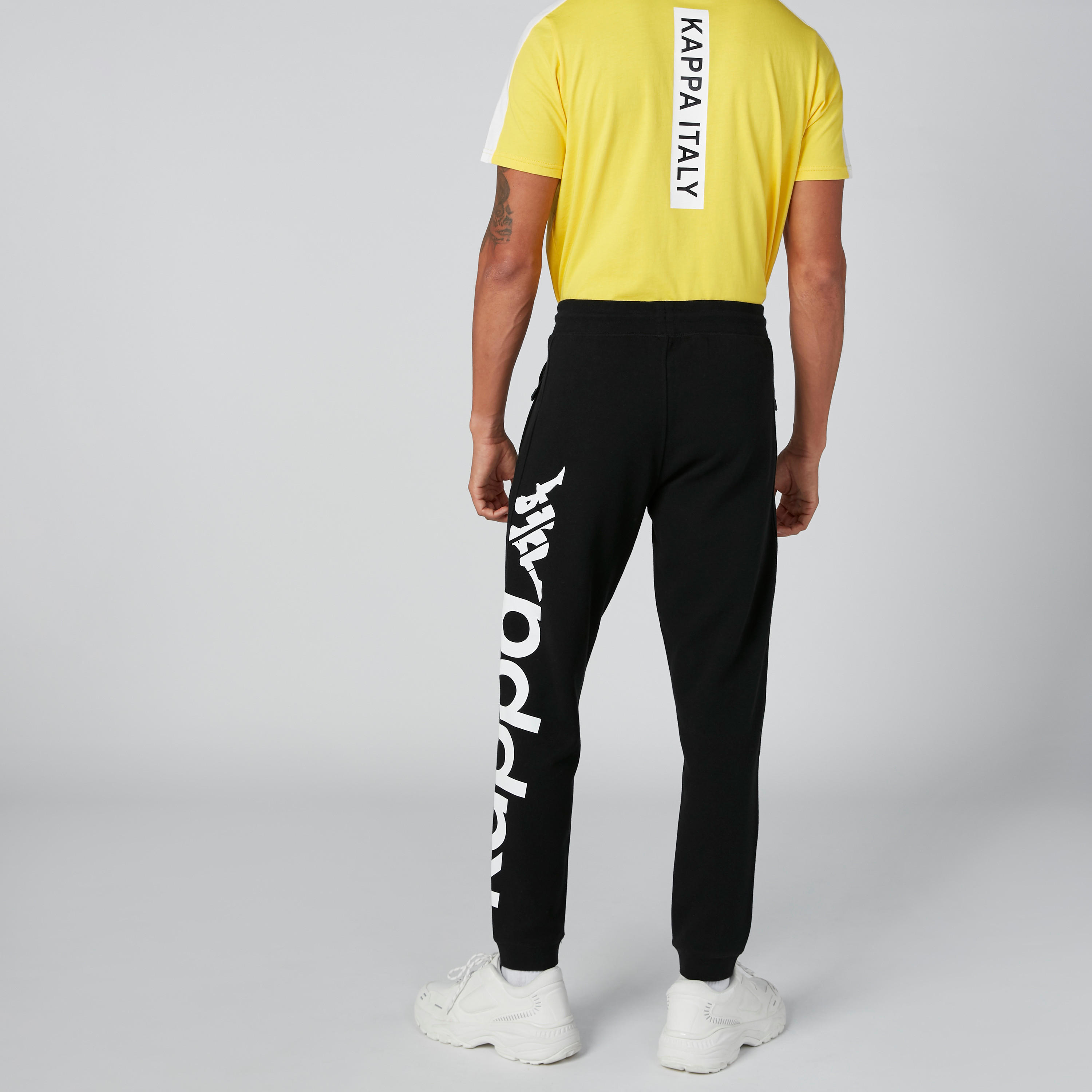 بنطال رياضي برباط وجيوب وطبعات من كابا-men-clothing-bottoms-joggers-image-1