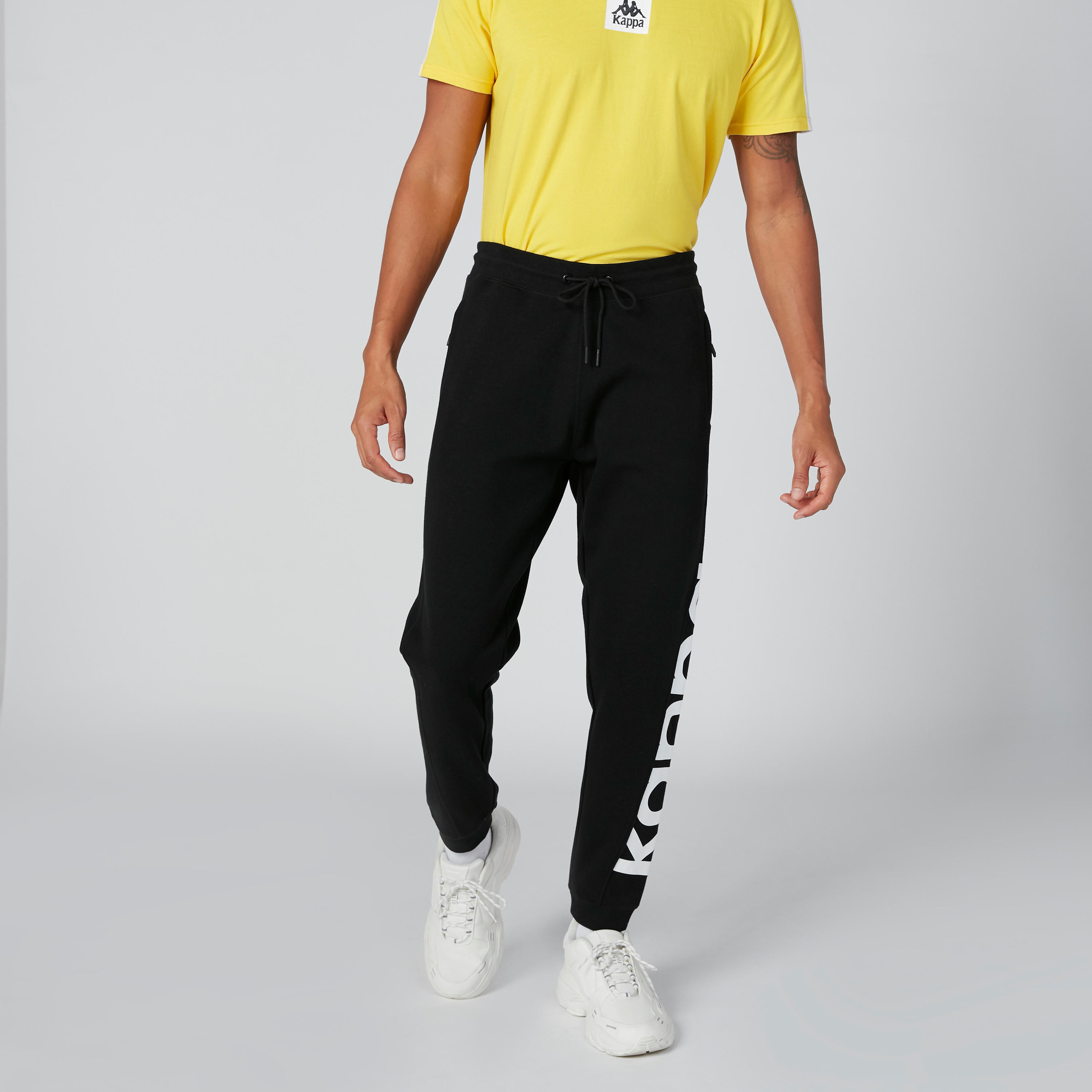 بنطال رياضي برباط وجيوب وطبعات من كابا-men-clothing-bottoms-joggers-image-3