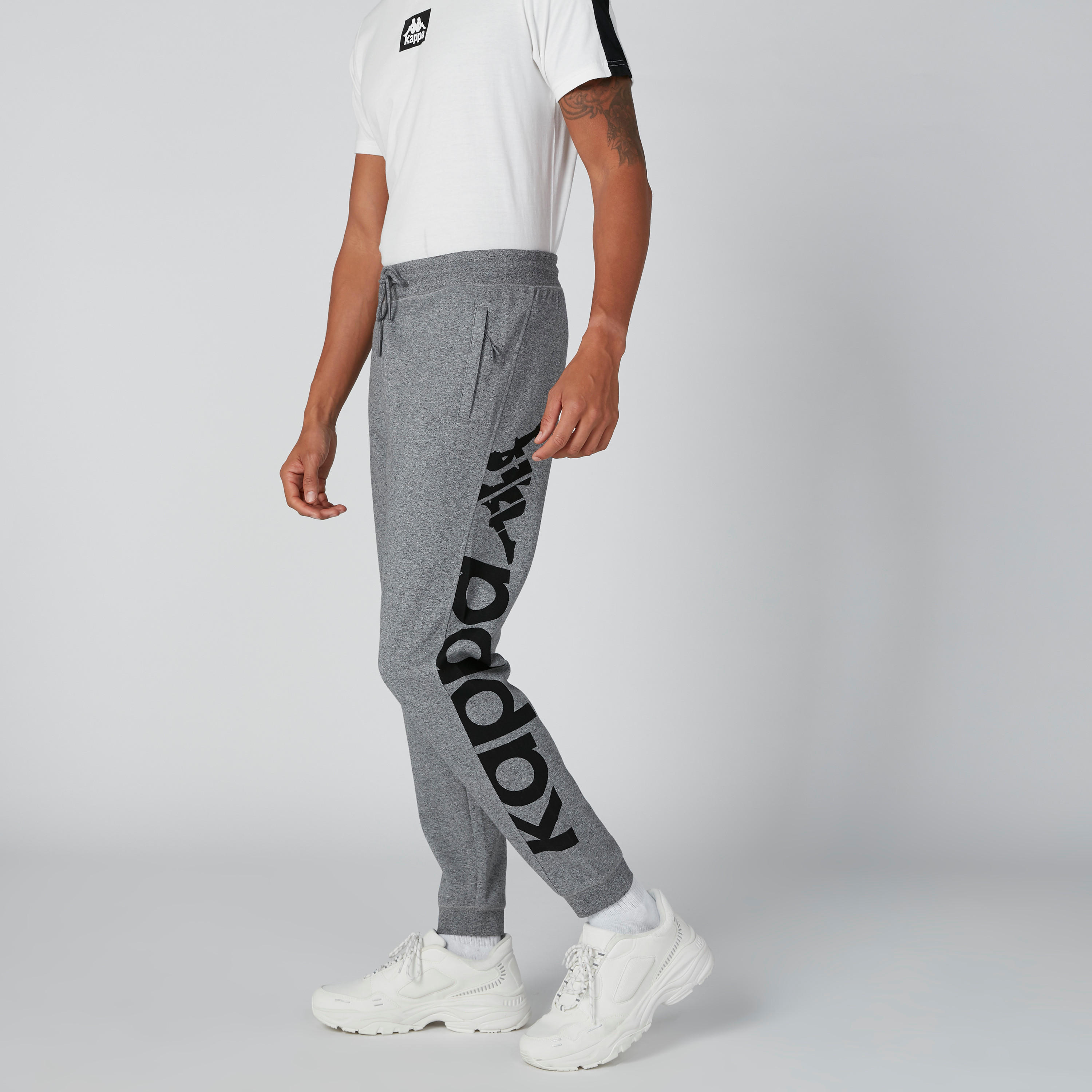 بنطال رياضي طويل بجيوب ورباط وطبعات من كابا-men-clothing-bottoms-joggers-image-1