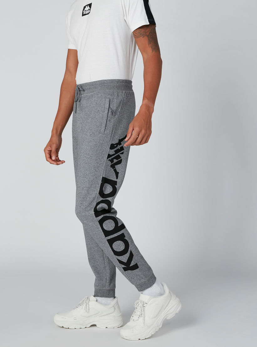 بنطال رياضي طويل بجيوب ورباط وطبعات من كابا-men-clothing-bottoms-joggers-image-1