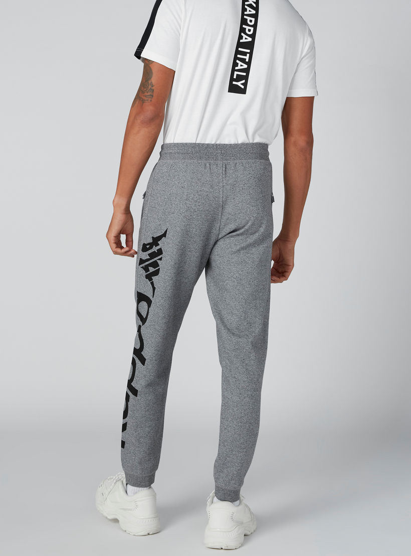 بنطال رياضي طويل بجيوب ورباط وطبعات من كابا-men-clothing-bottoms-joggers-image-2