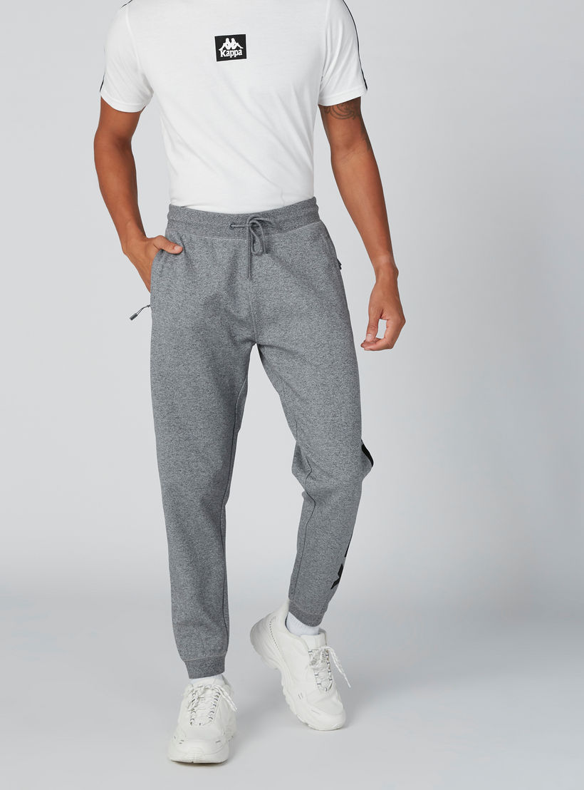 بنطال رياضي طويل بجيوب ورباط وطبعات من كابا-men-clothing-bottoms-joggers-image-4