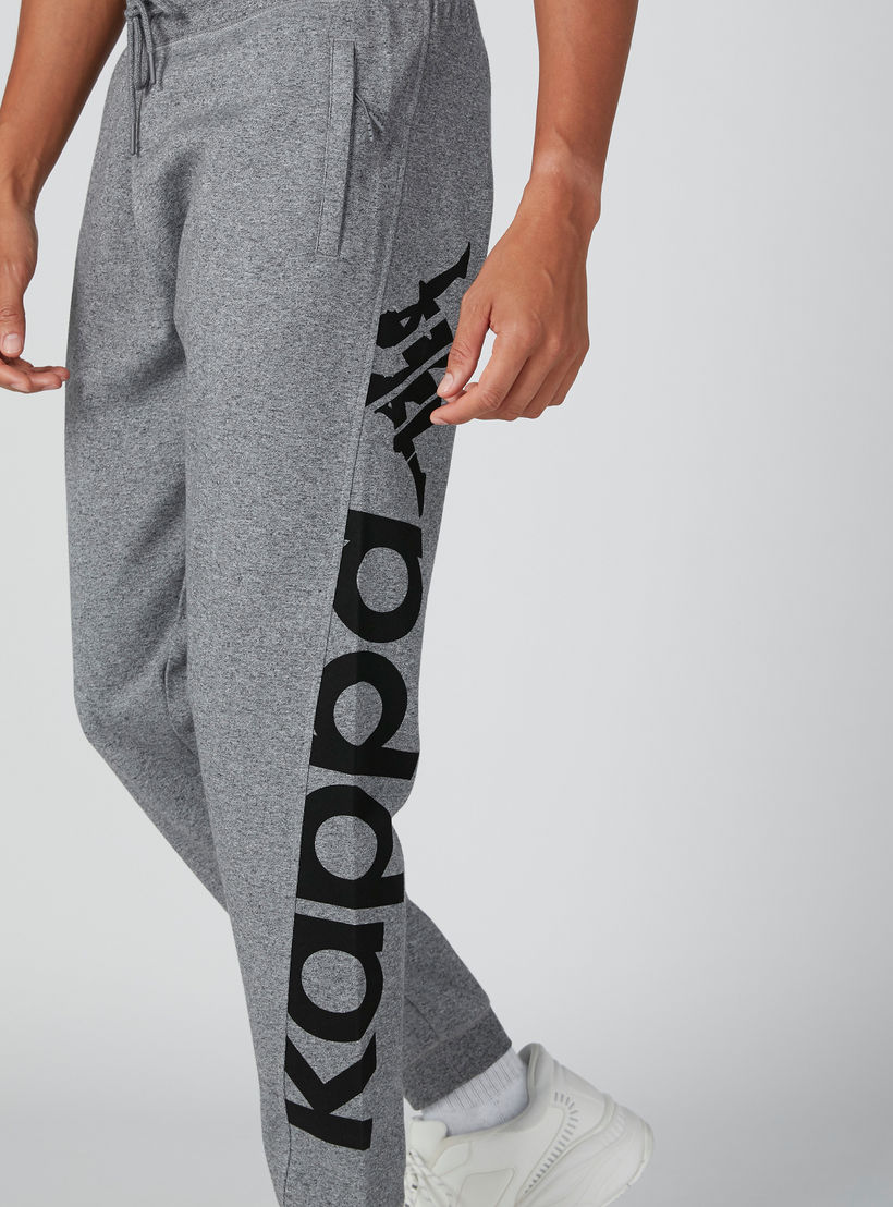 بنطال رياضي طويل بجيوب ورباط وطبعات من كابا-men-clothing-bottoms-joggers-image-5