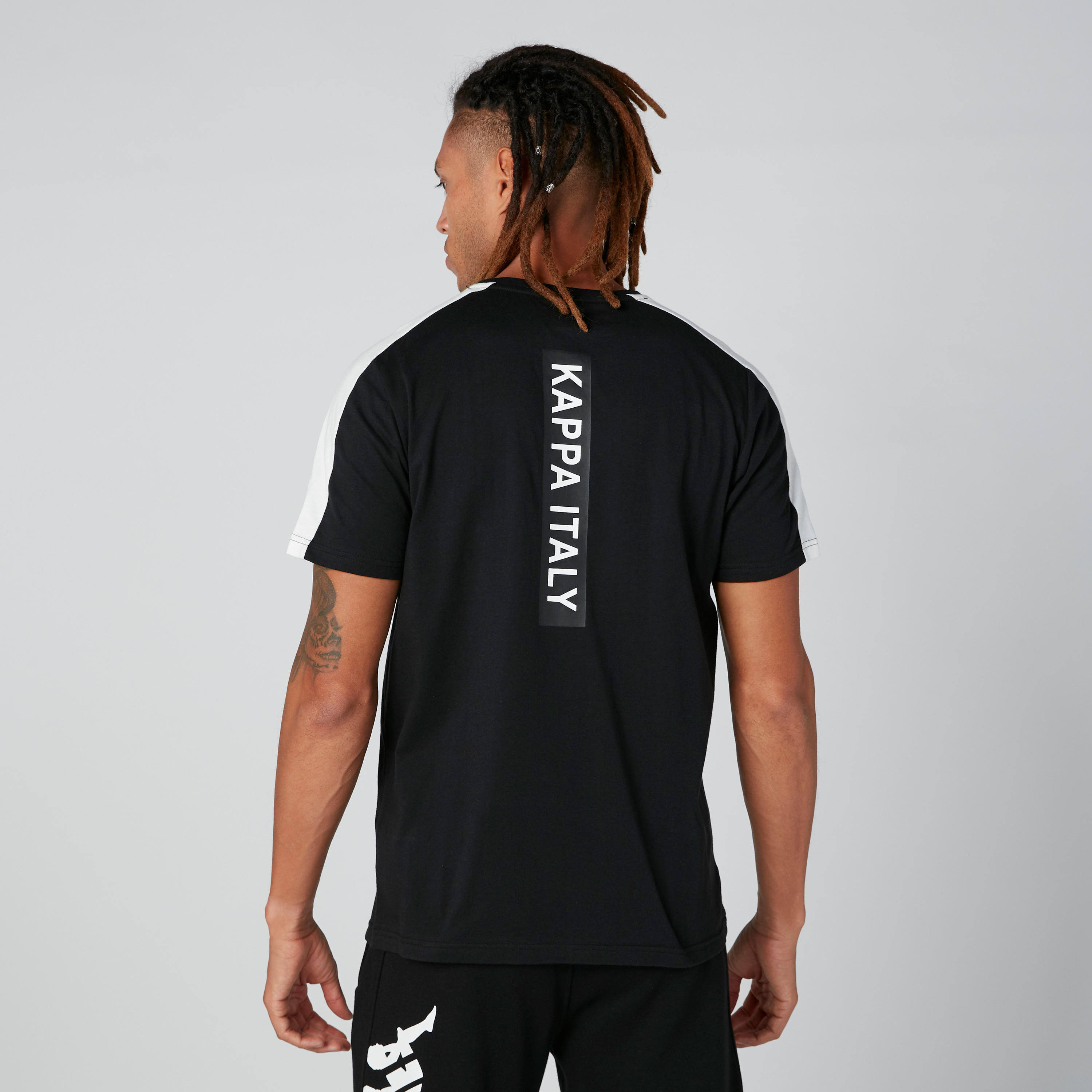 تيشيرت بياقة مستديرة وأكمام قصيرة وطبعات من كابا-men-clothing-sportswearandactivewear-tshirtsandpolos-image-1