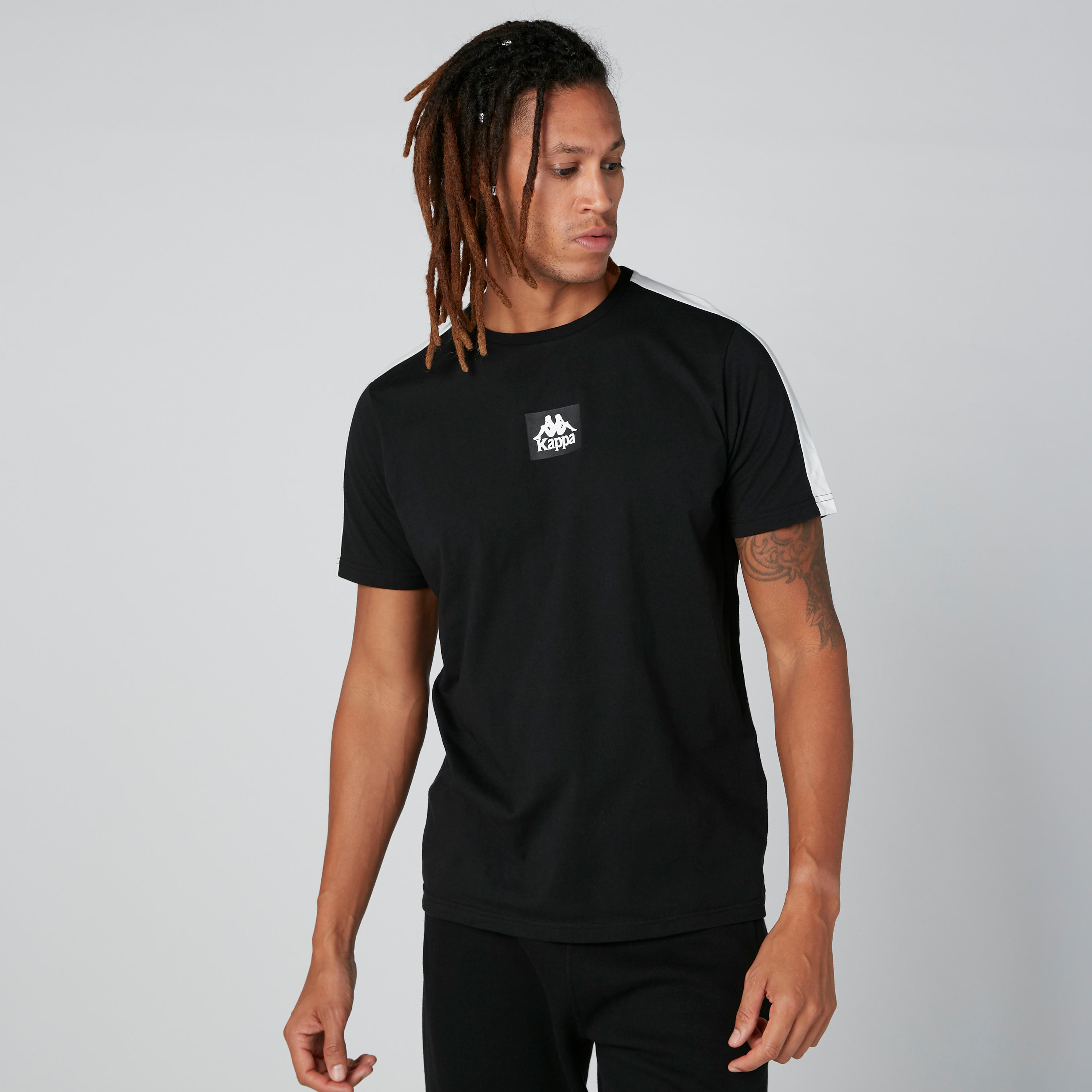 تيشيرت بياقة مستديرة وأكمام قصيرة وطبعات من كابا-men-clothing-sportswearandactivewear-tshirtsandpolos-image-2