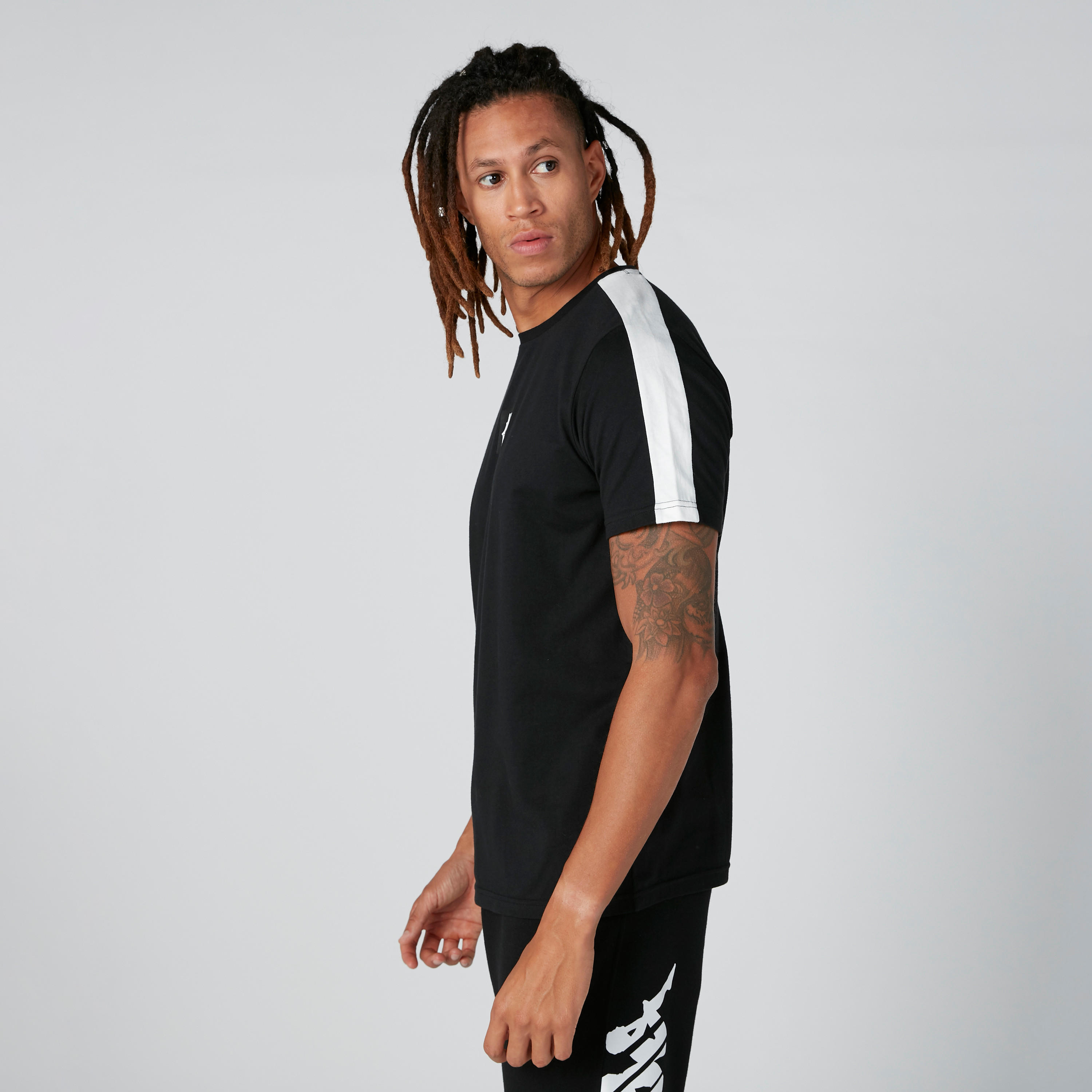تيشيرت بياقة مستديرة وأكمام قصيرة وطبعات من كابا-men-clothing-sportswearandactivewear-tshirtsandpolos-image-4