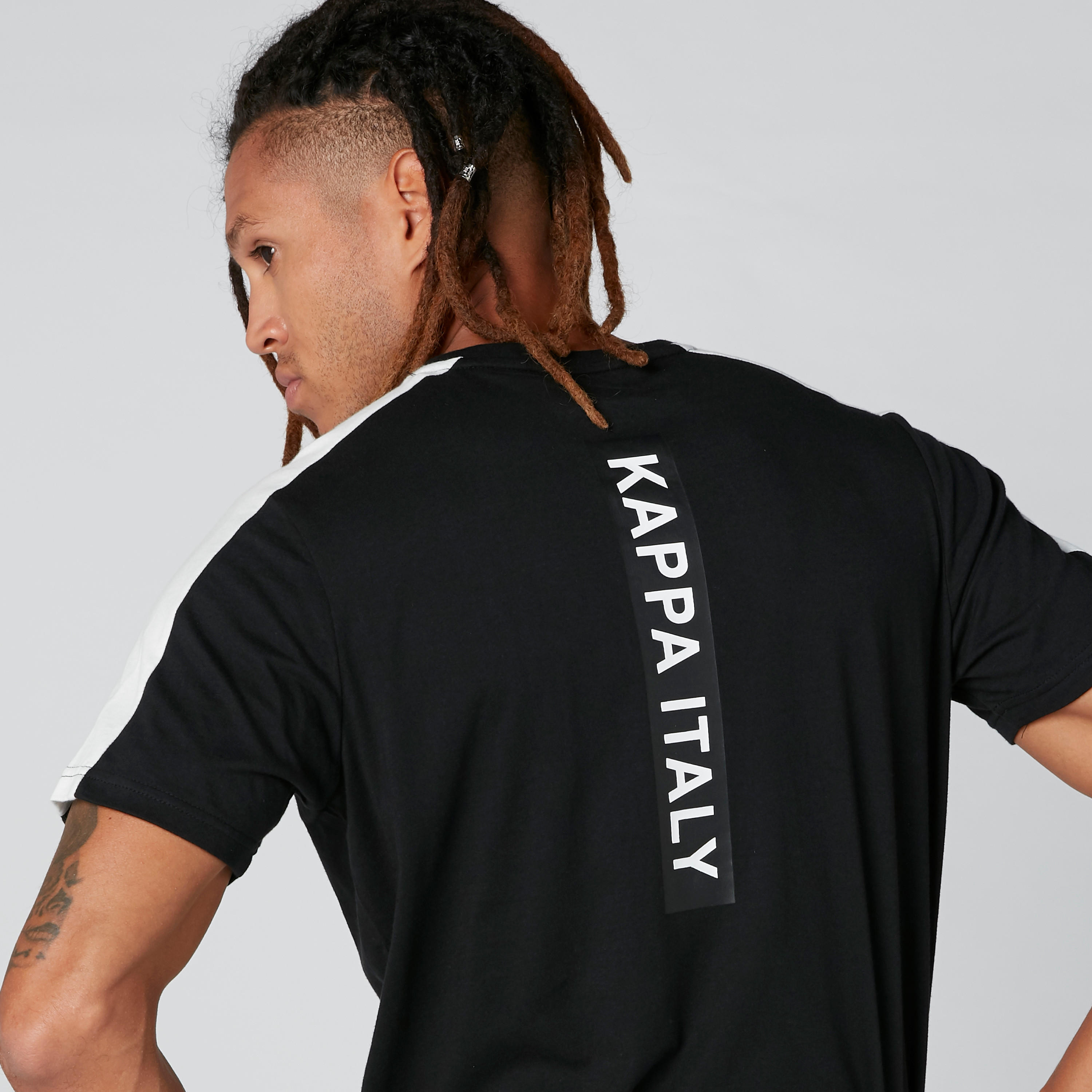 تيشيرت بياقة مستديرة وأكمام قصيرة وطبعات من كابا-men-clothing-sportswearandactivewear-tshirtsandpolos-image-5