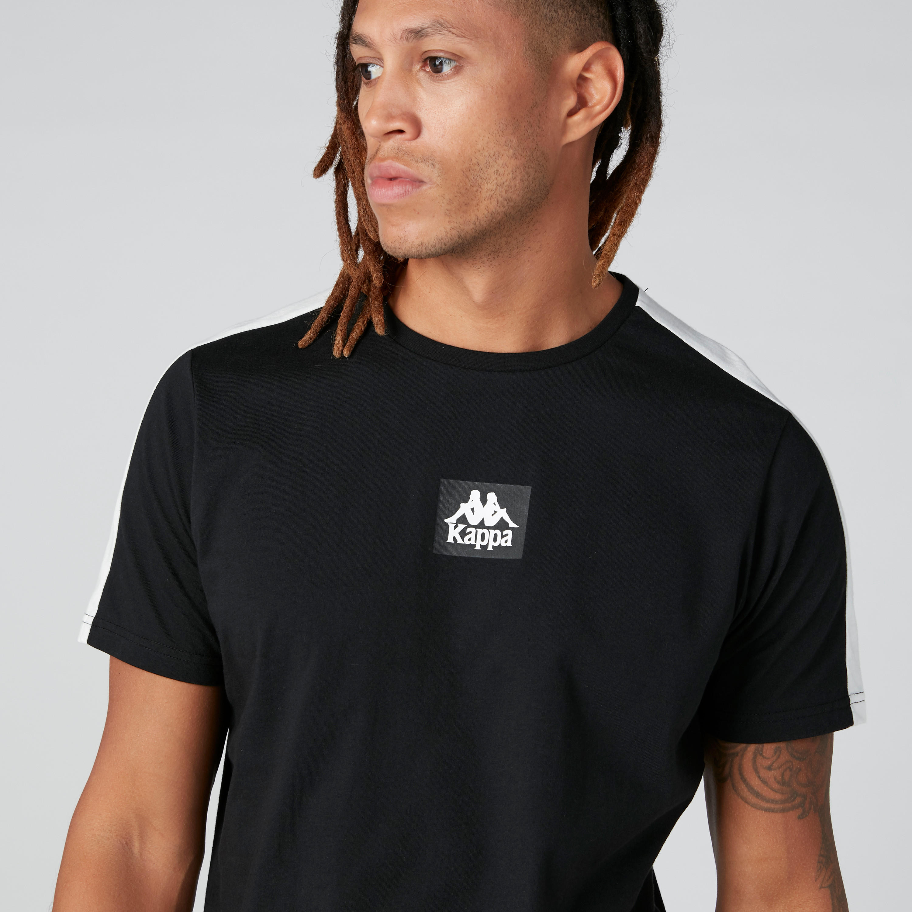 تيشيرت بياقة مستديرة وأكمام قصيرة وطبعات من كابا-men-clothing-sportswearandactivewear-tshirtsandpolos-image-6