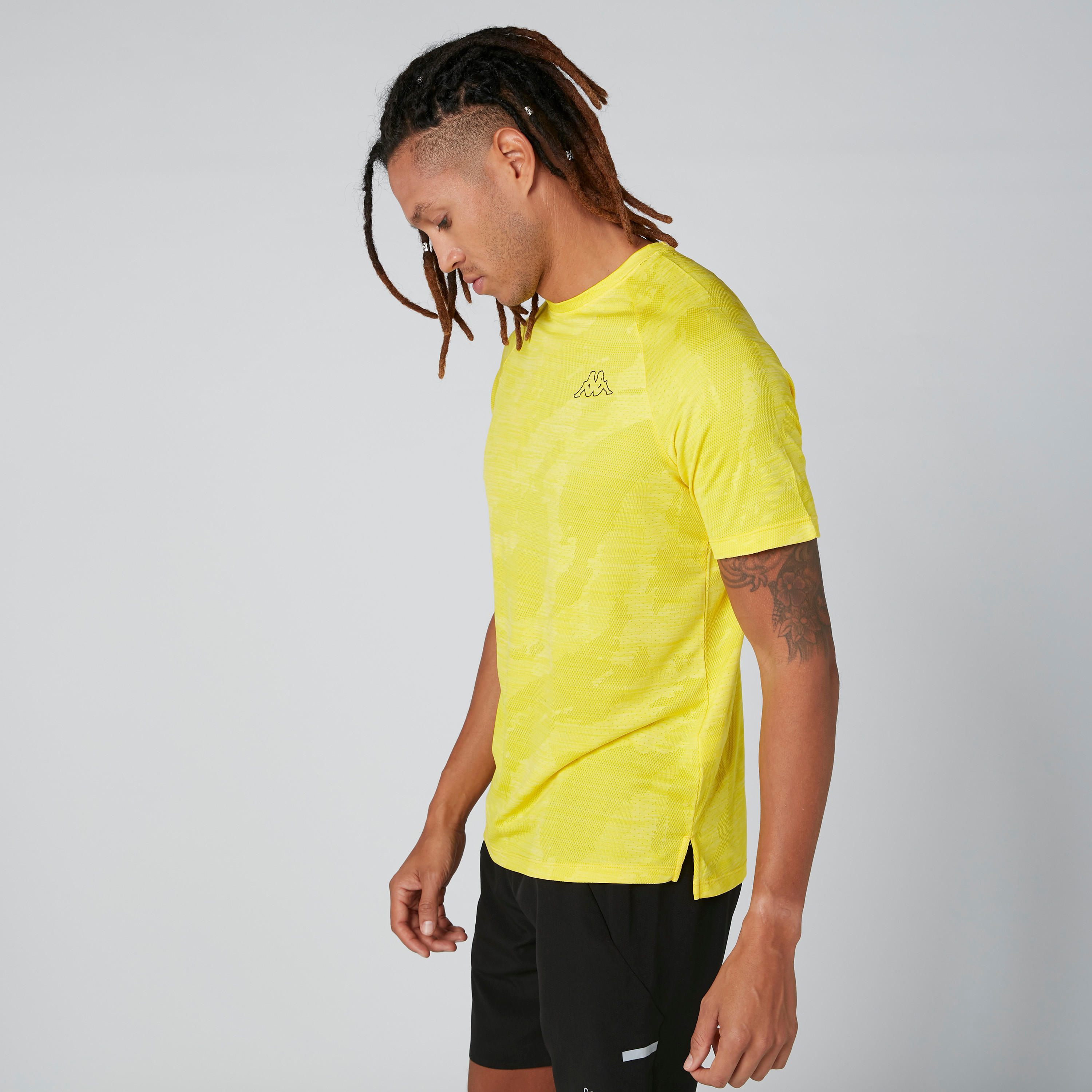 تيشيرت بياقة ضيّقة وأكمام مغايرة وطبعات من كابا-men-clothing-tshirtsandpolos-tshirts-image-1