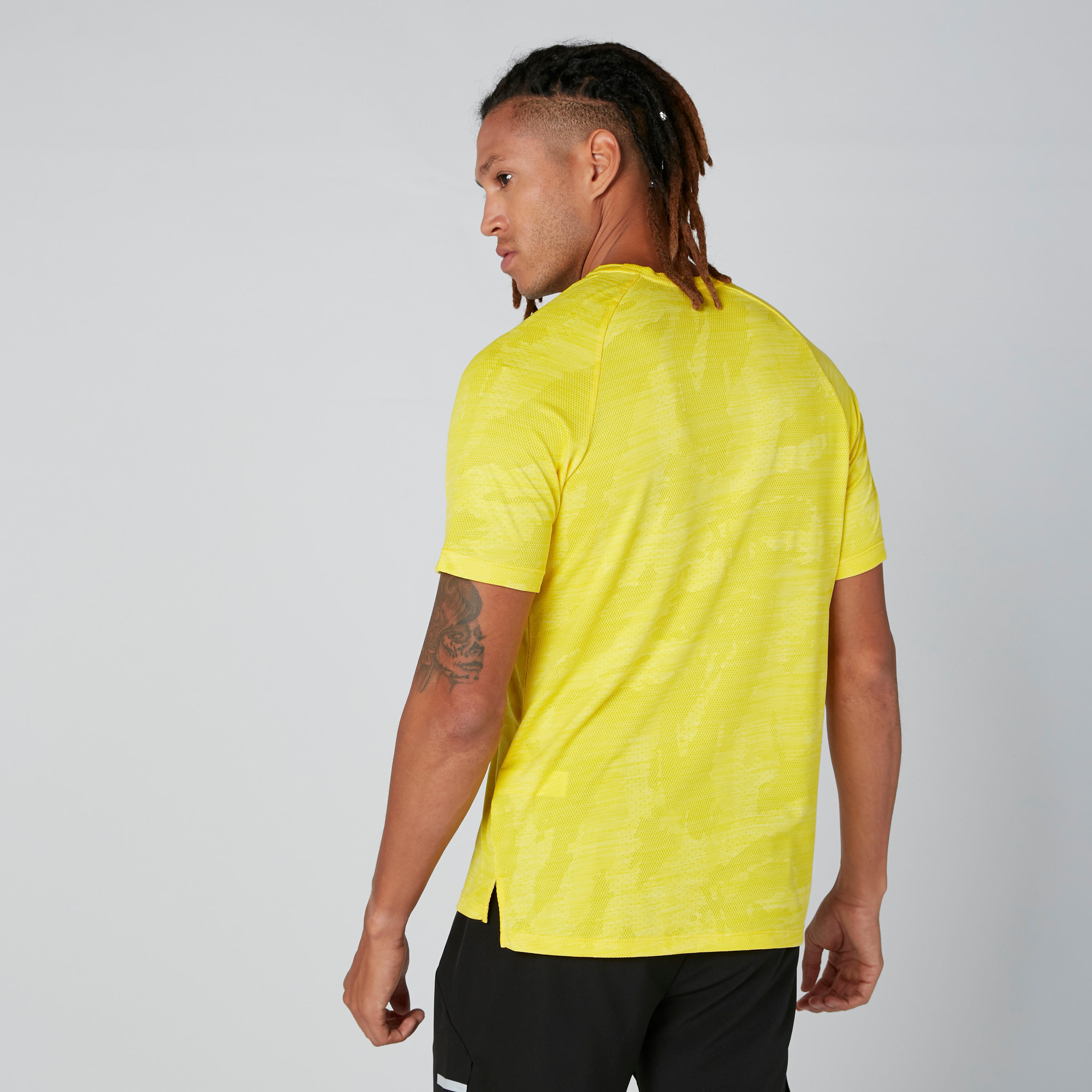 تيشيرت بياقة ضيّقة وأكمام مغايرة وطبعات من كابا-men-clothing-tshirtsandpolos-tshirts-image-2
