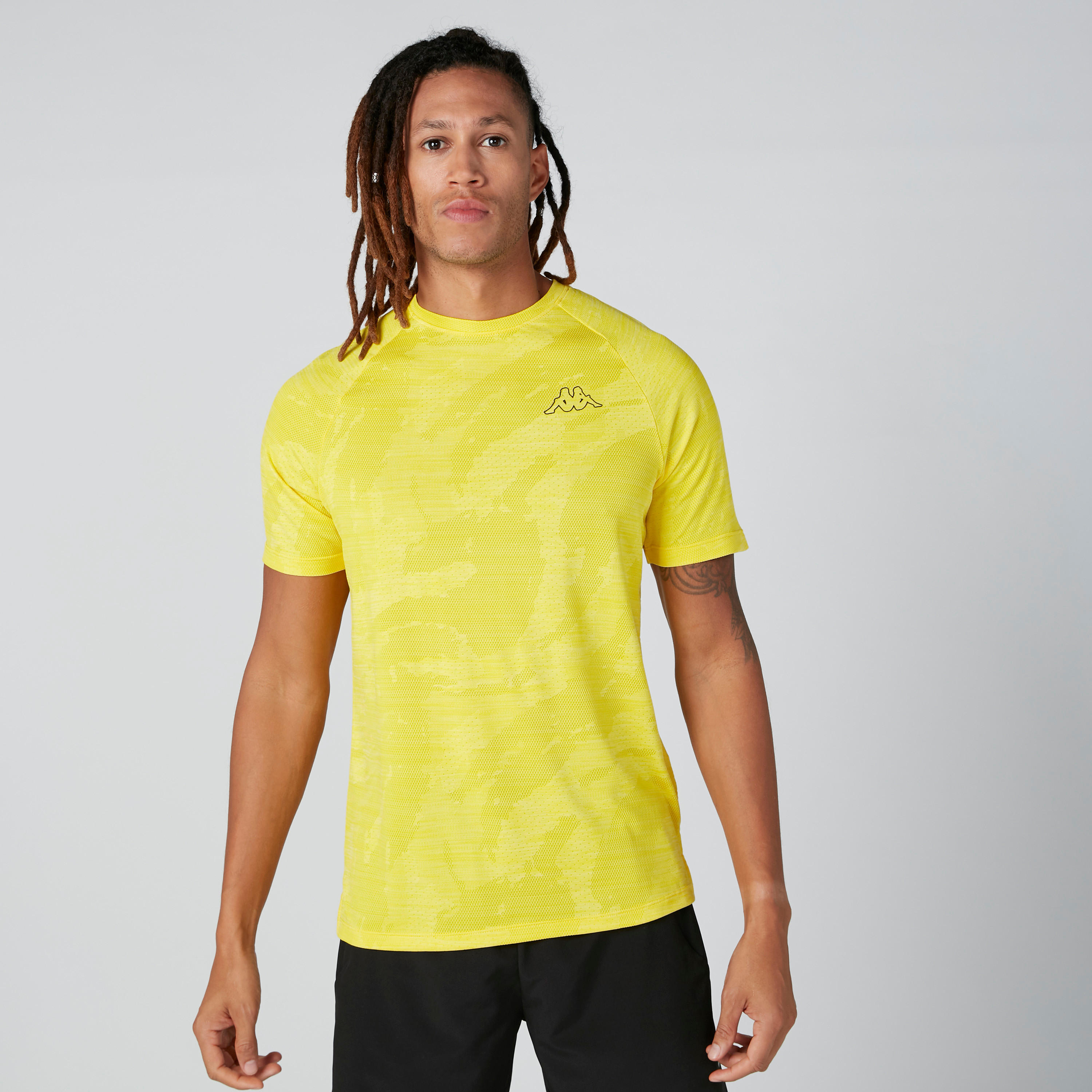 تيشيرت بياقة ضيّقة وأكمام مغايرة وطبعات من كابا-men-clothing-tshirtsandpolos-tshirts-image-3