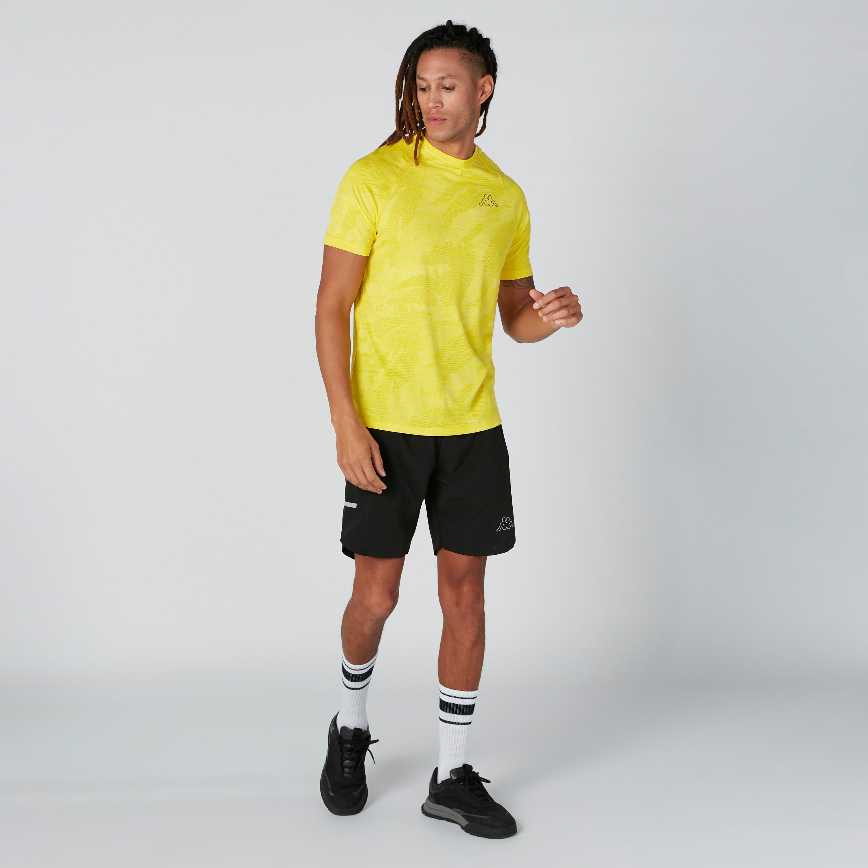 تيشيرت بياقة ضيّقة وأكمام مغايرة وطبعات من كابا-men-clothing-tshirtsandpolos-tshirts-image-4