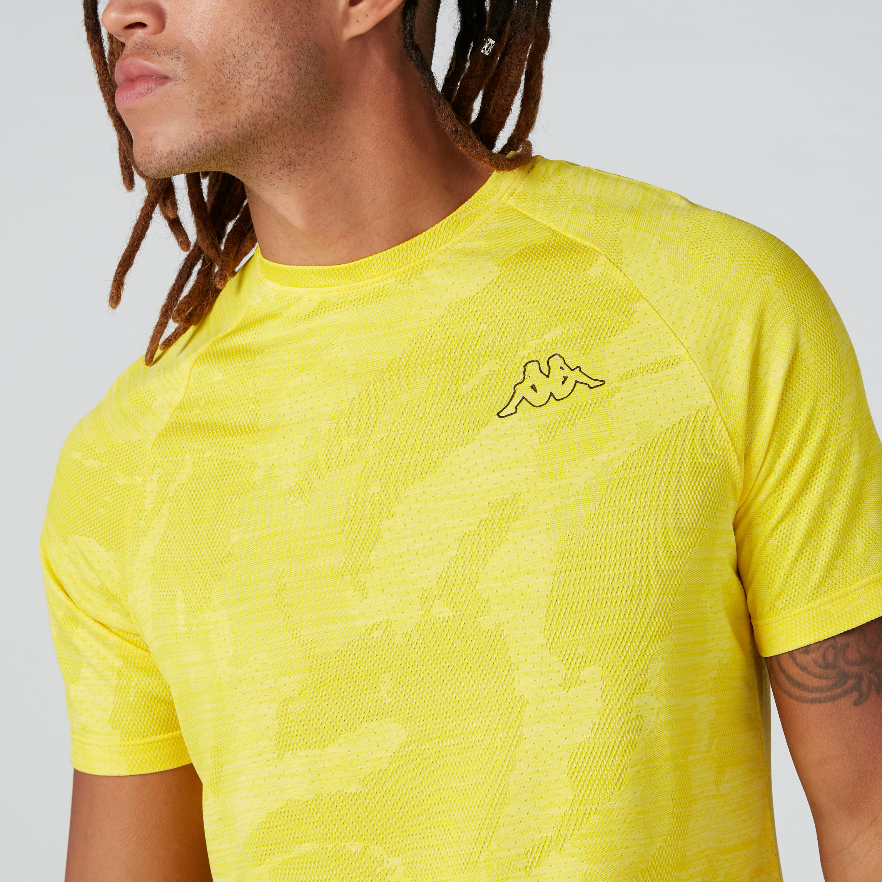 تيشيرت بياقة ضيّقة وأكمام مغايرة وطبعات من كابا-men-clothing-tshirtsandpolos-tshirts-image-5