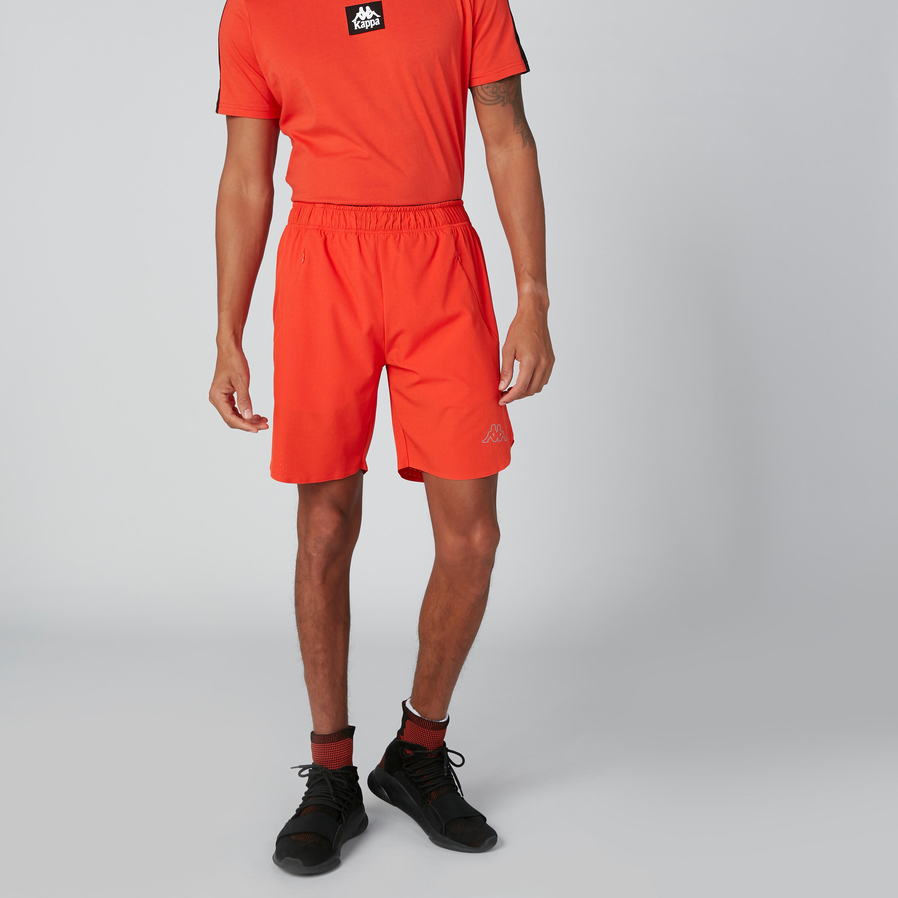 شورت بخصر مطّاطي من كابا-men-clothing-sportswearandactivewear-bottoms-image-3