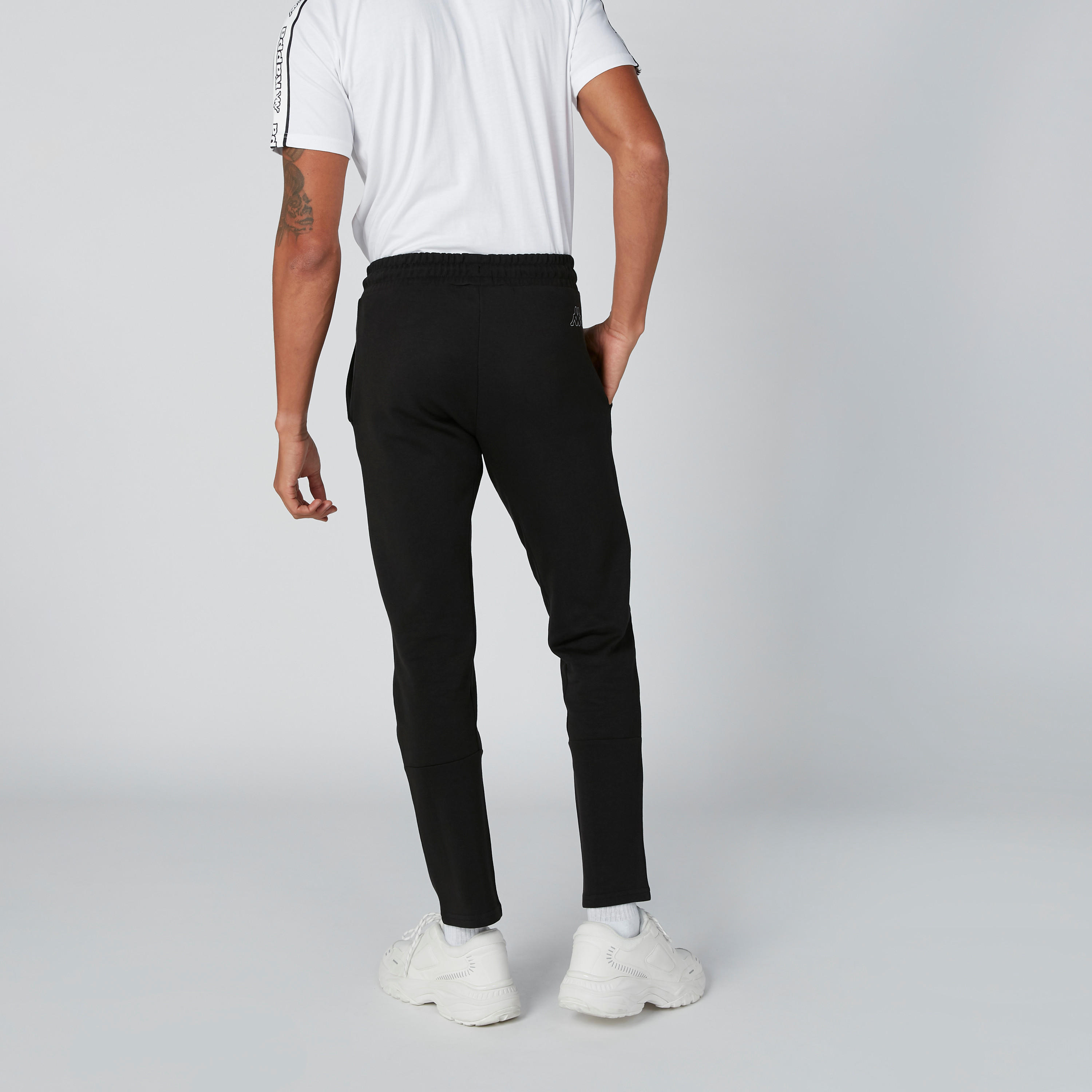 بنطال بجيوب وطبعات نصيّة من كابا-men-clothing-bottoms-joggers-image-2