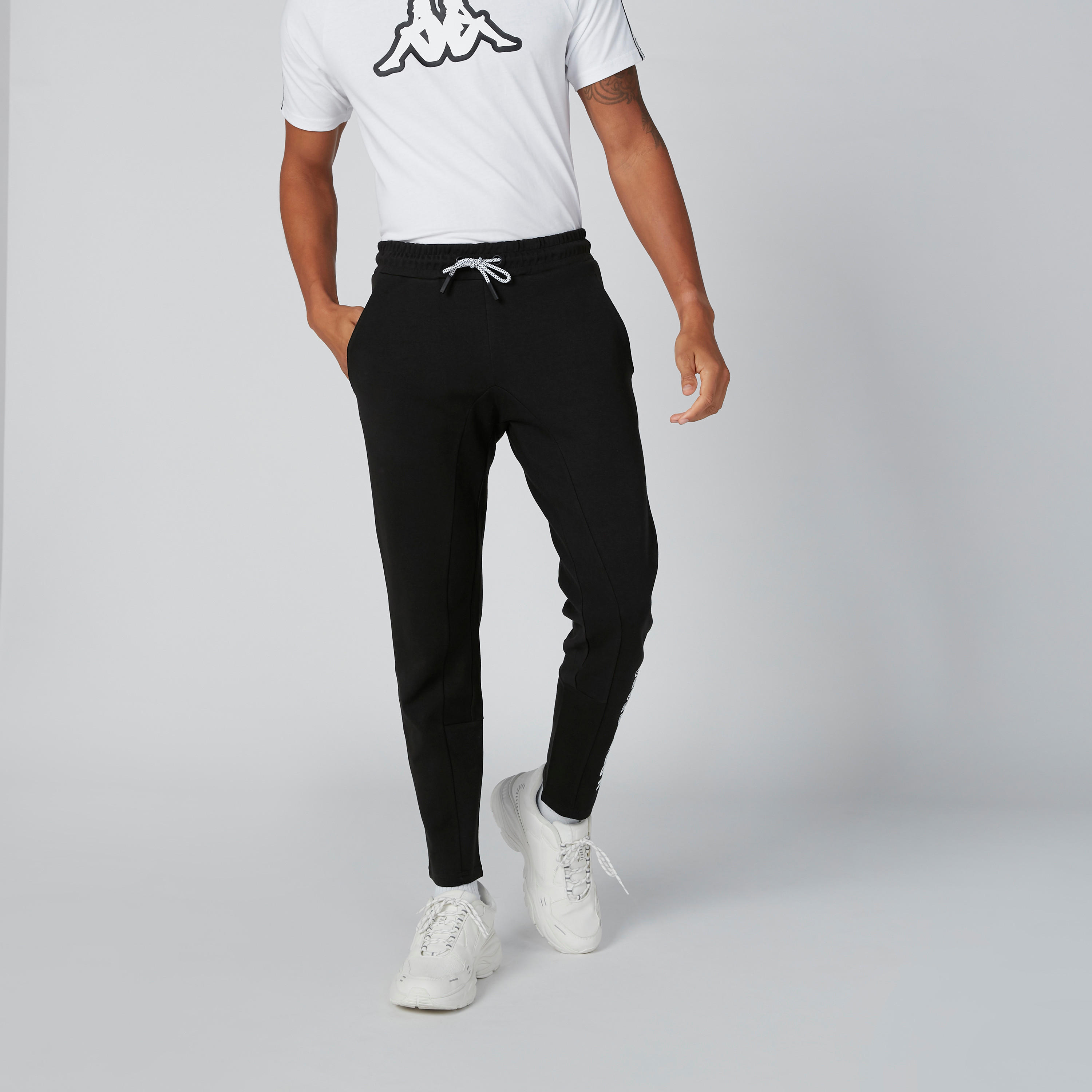بنطال بجيوب وطبعات نصيّة من كابا-men-clothing-bottoms-joggers-image-4