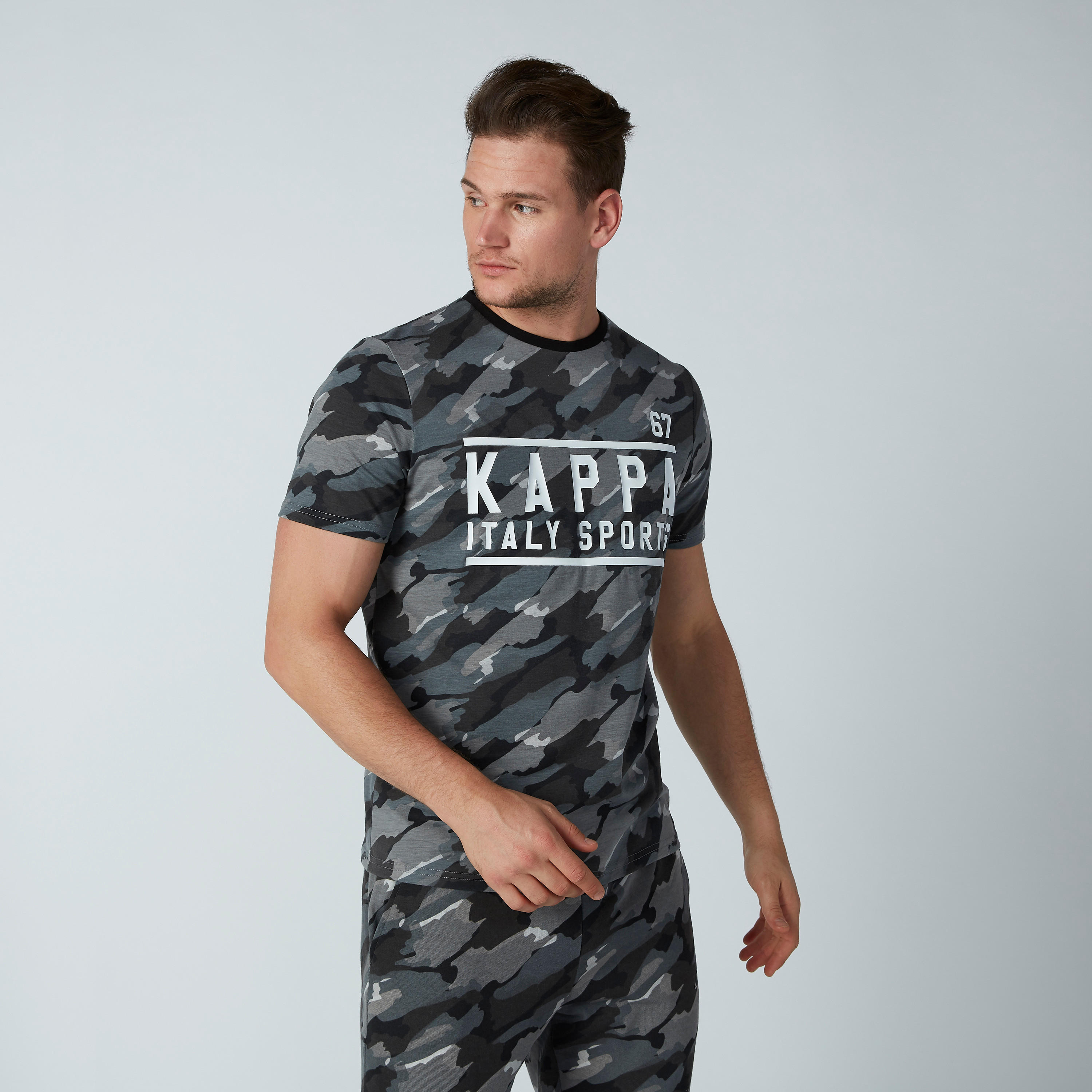 تيشيرت بأكمام قصيرة وطبعات مموّهة من كابا-men-clothing-tshirtsandpolos-tshirts-image-1