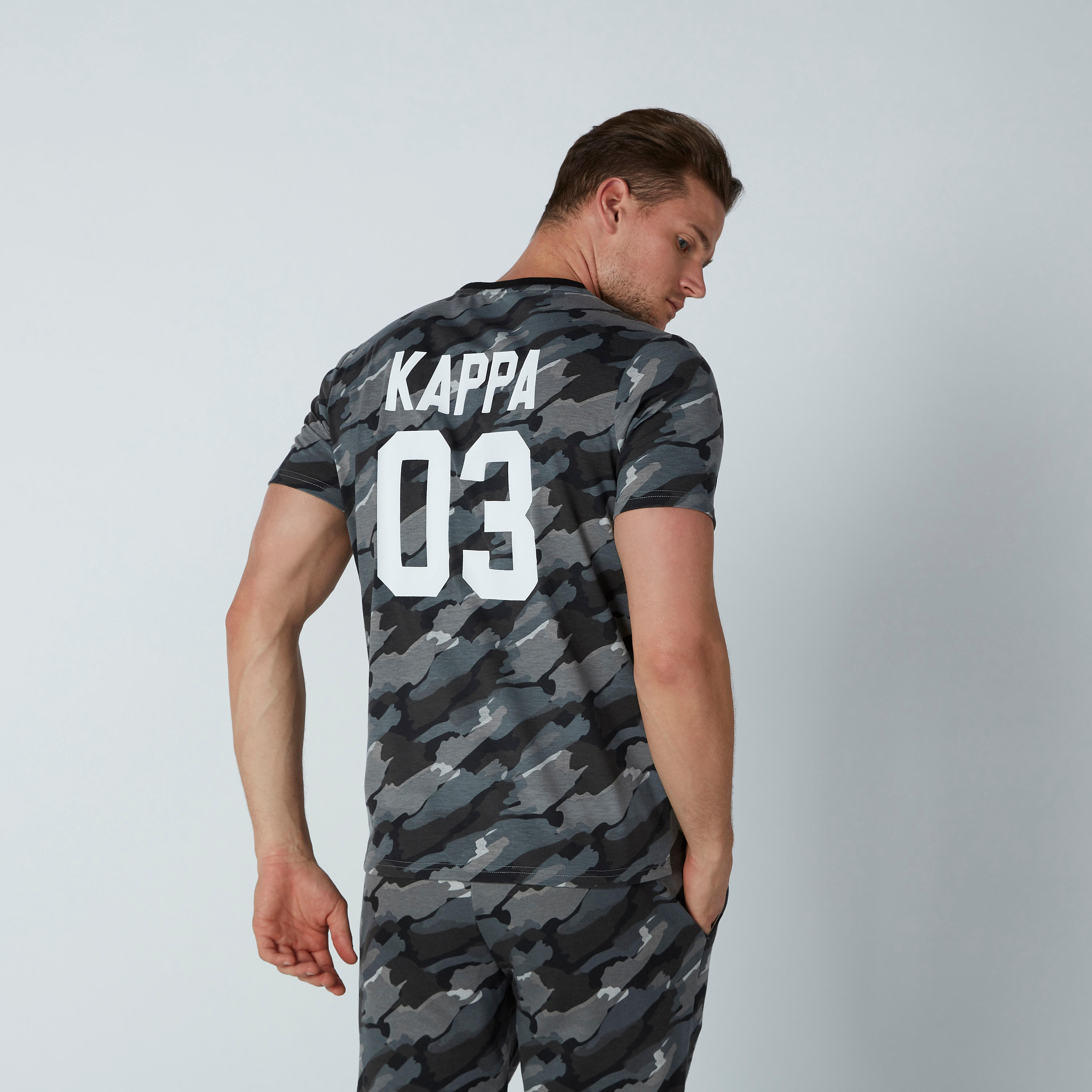 تيشيرت بأكمام قصيرة وطبعات مموّهة من كابا-men-clothing-tshirtsandpolos-tshirts-image-2