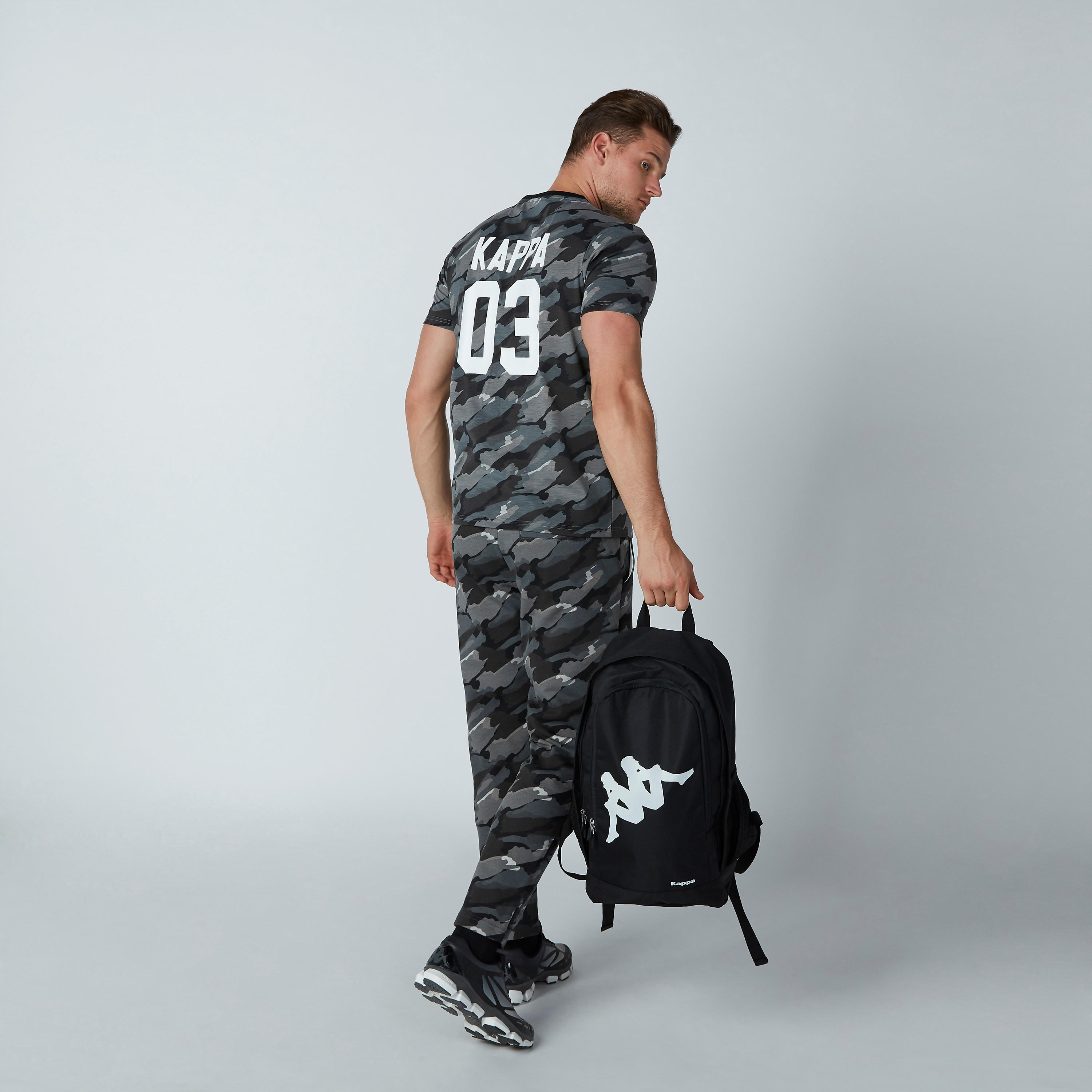 تيشيرت بأكمام قصيرة وطبعات مموّهة من كابا-men-clothing-tshirtsandpolos-tshirts-image-3