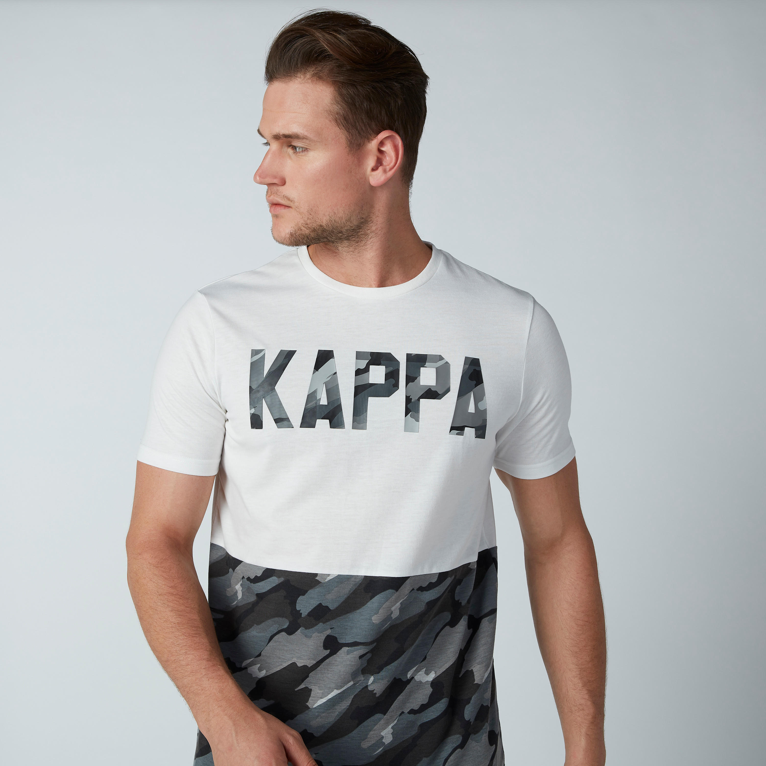تيشيرت بأكمام قصيرة وطبعات مموّهة من كابا-men-clothing-tshirtsandpolos-tshirts-image-3