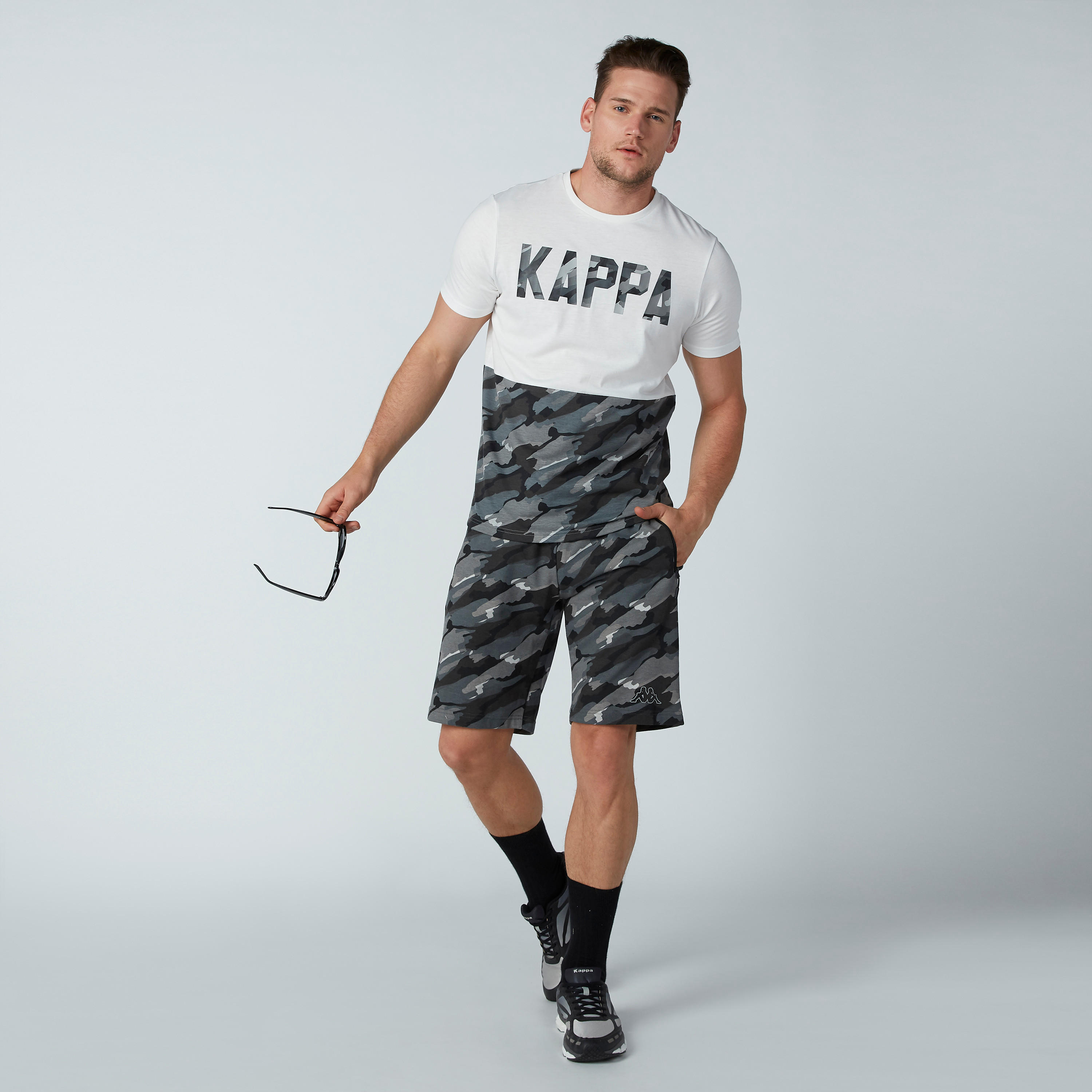 تيشيرت بأكمام قصيرة وطبعات مموّهة من كابا-men-clothing-tshirtsandpolos-tshirts-image-1